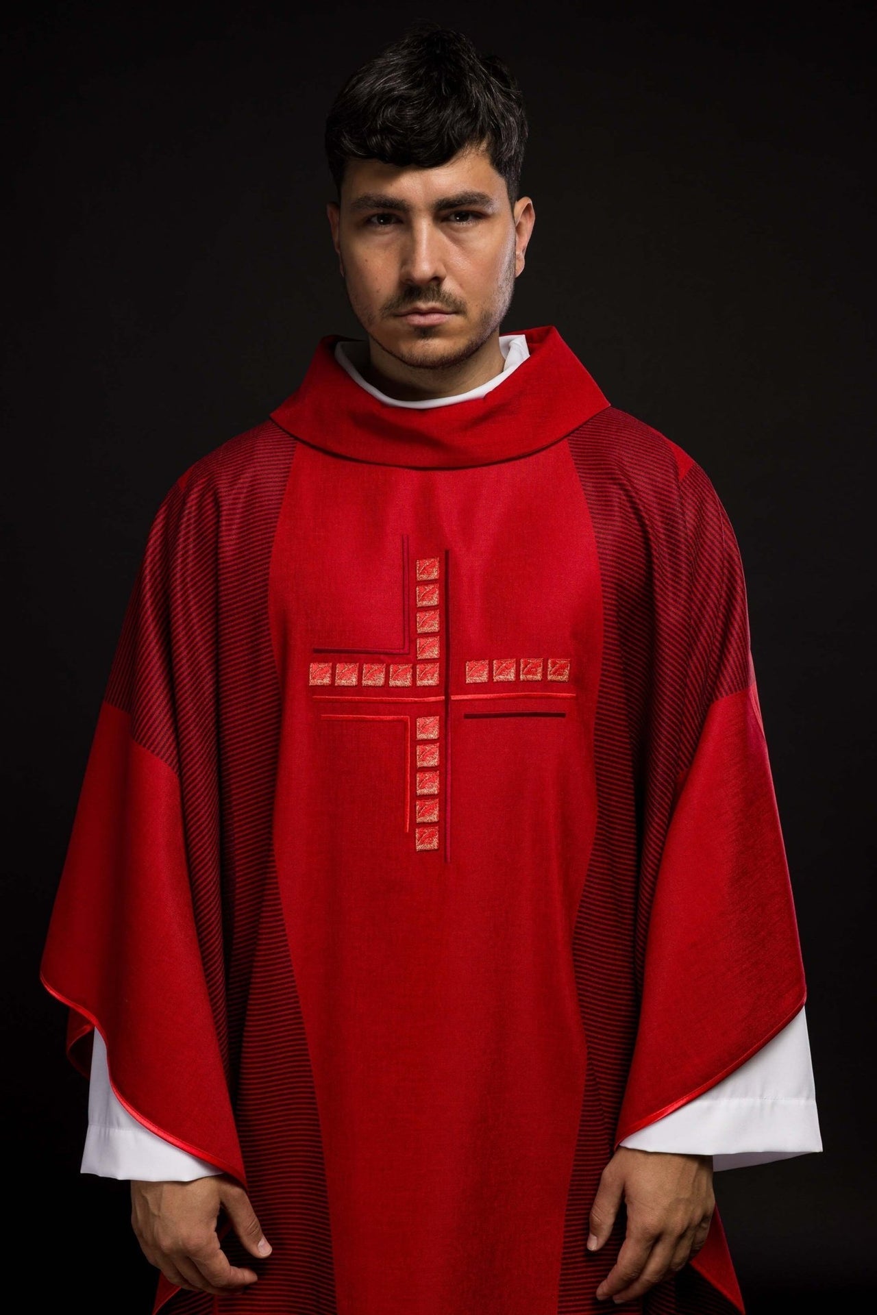 Ornat Czerwony Liturgiczny z Haftowanym Krzyżem - Polski Produkt - alba.pl