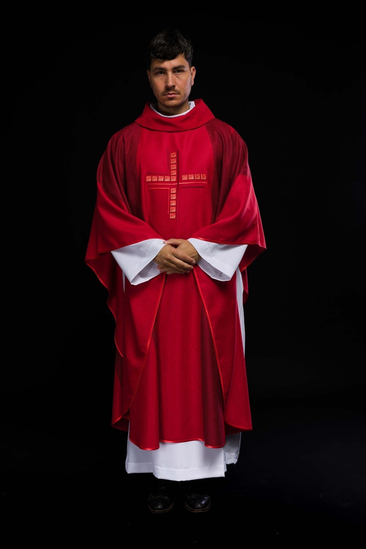 Ornat Czerwony Liturgiczny z Haftowanym Krzyżem - Polski Produkt - alba.pl