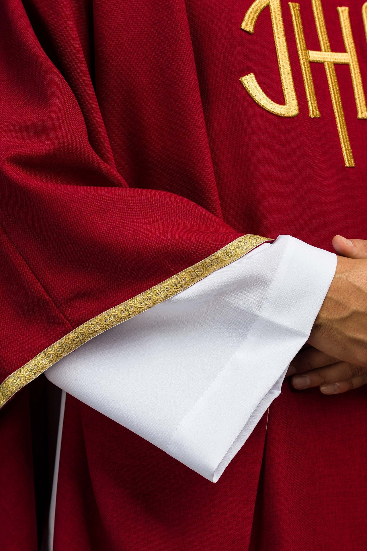 Ornat Czerwony Liturgiczny z Haftowanym Złotem IHS - alba.pl