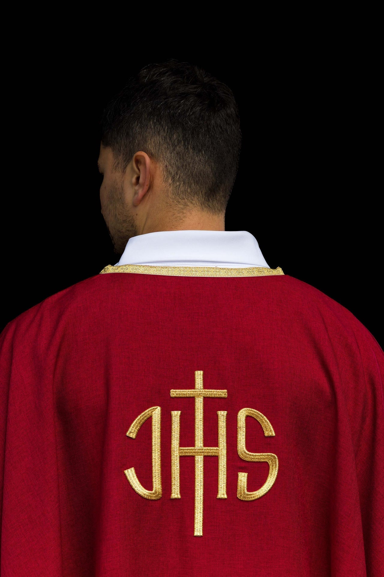 Ornat Czerwony Liturgiczny z Haftowanym Złotem IHS - alba.pl