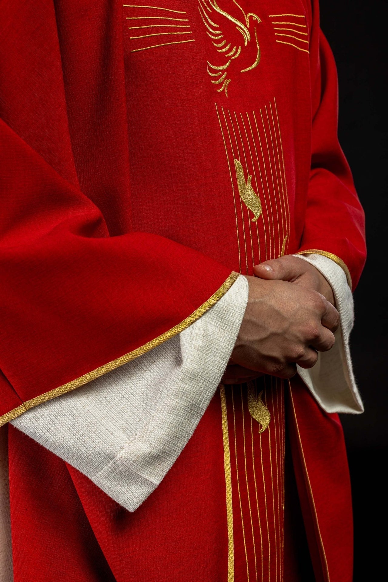 Ornat Czerwony z Haftem Ducha Świętego i Złotą Lamówką - alba.pl