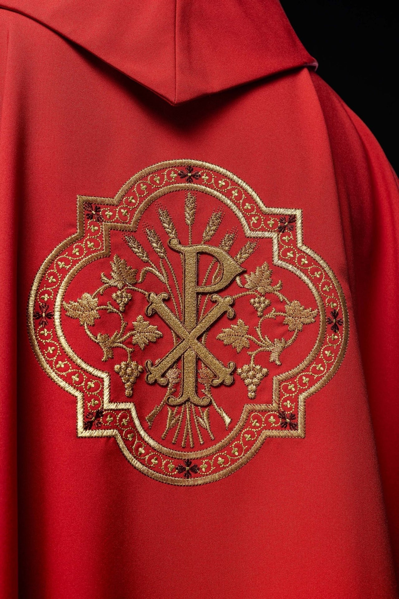Ornat Czerwony z Haftem IHS i PAX - Elegancki Strój Liturgiczny - alba.pl
