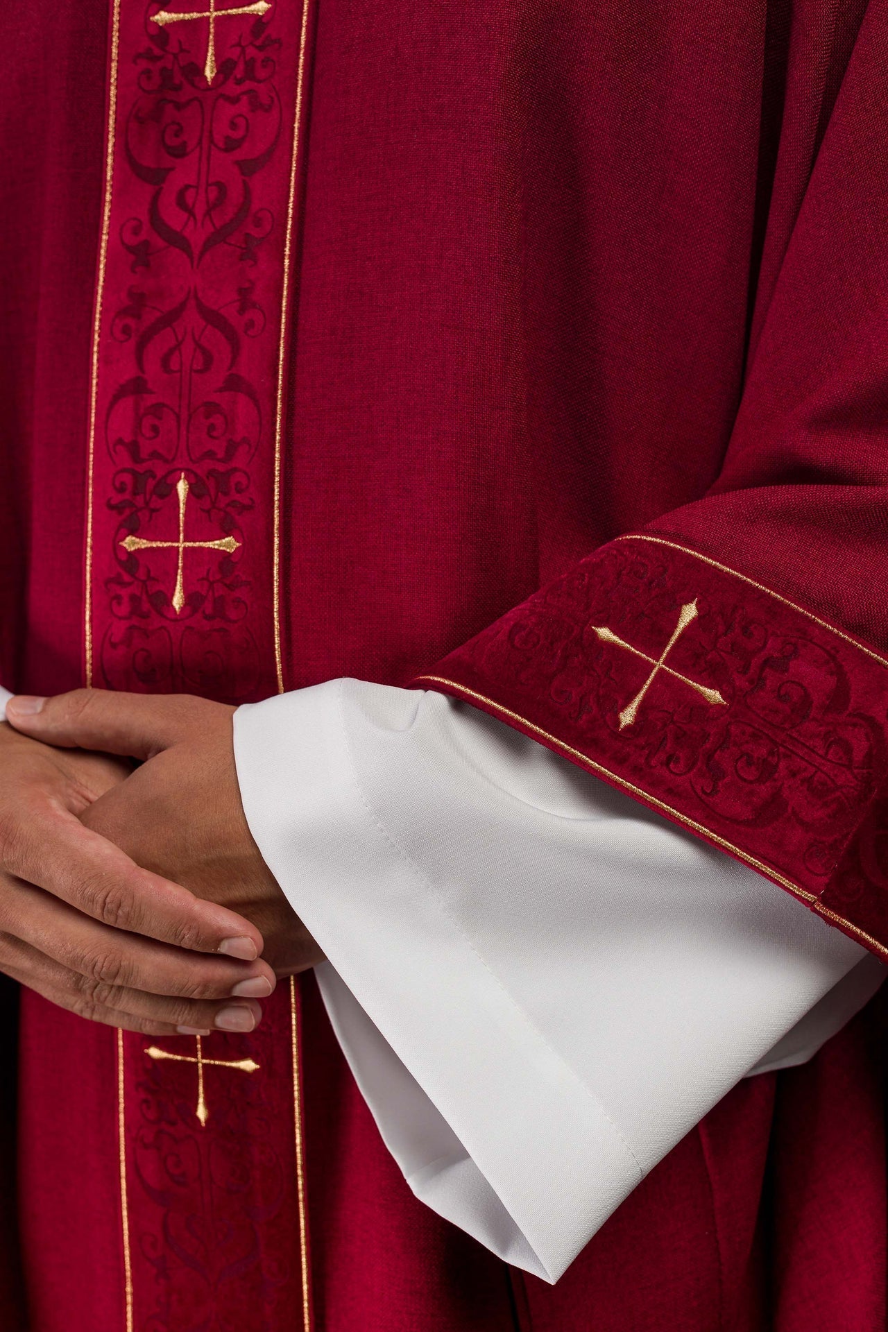 Ornat Czerwony z Haftowanym Pasem i Krzyżami - Elegancki Strój Liturgiczny - alba.pl