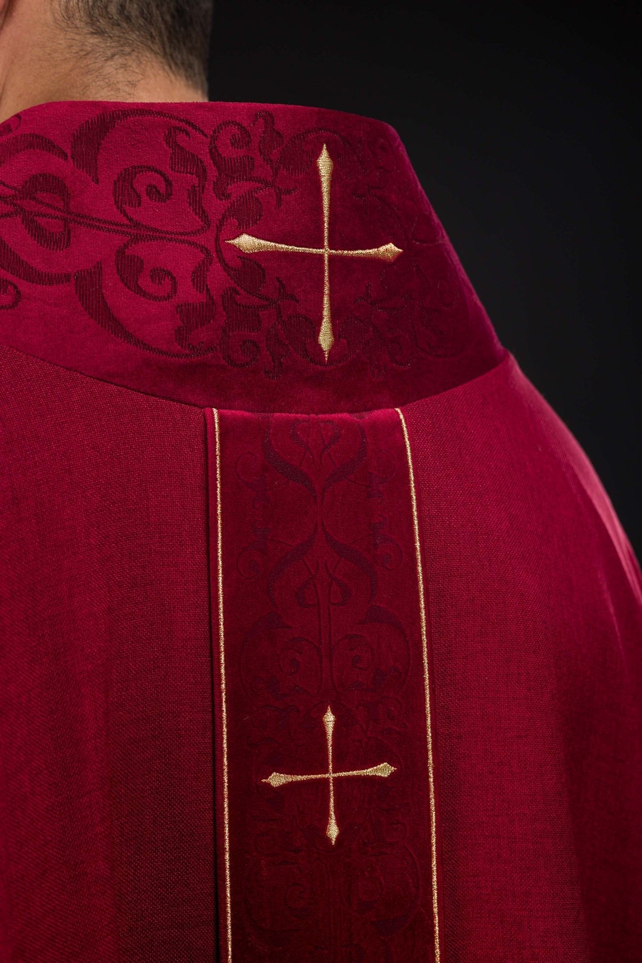 Ornat Czerwony z Haftowanym Pasem i Krzyżami - Elegancki Strój Liturgiczny - alba.pl