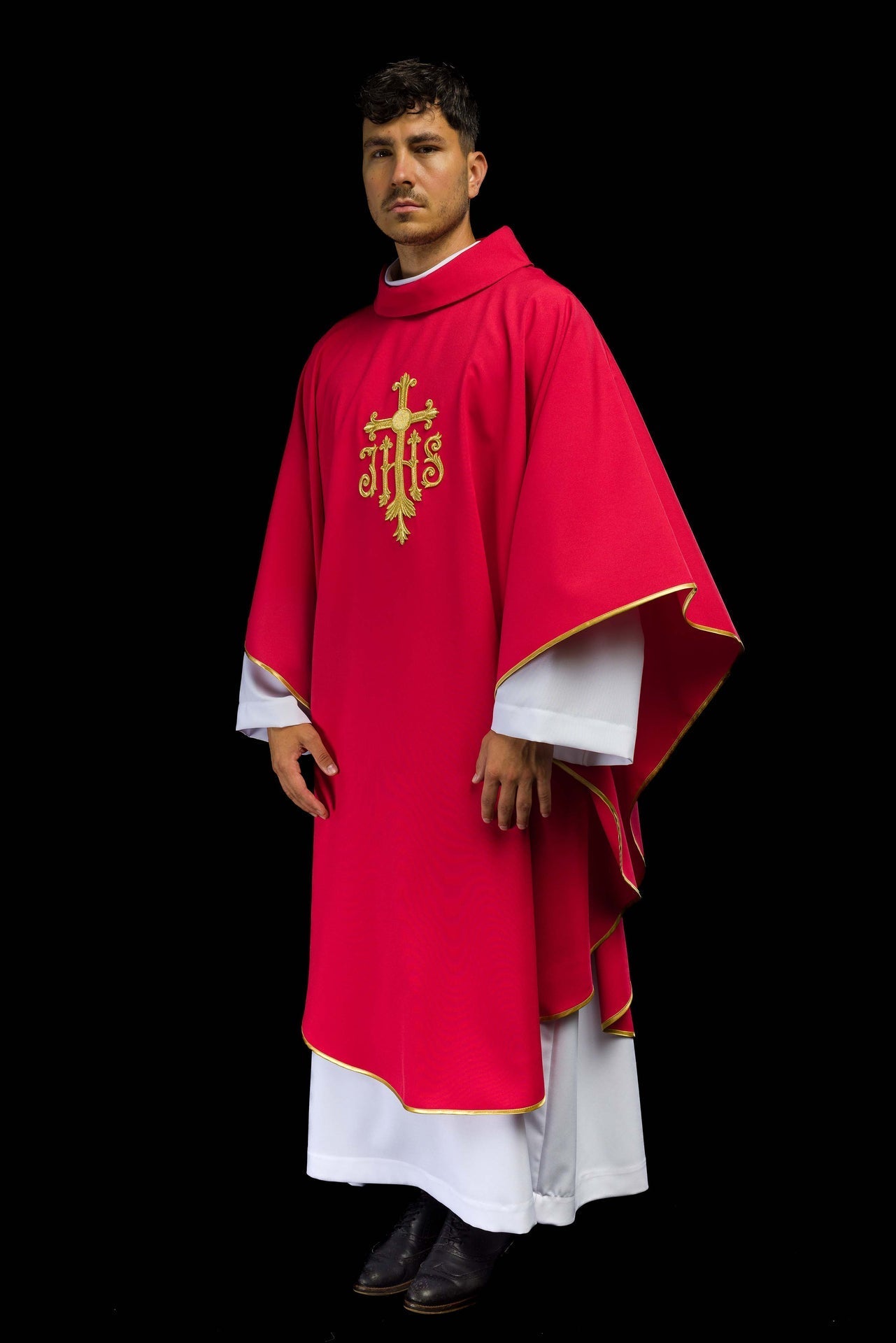 Ornat Czerwony z Haftowanym Symbolem IHS - Liturgiczny Strój Mszalny - alba.pl