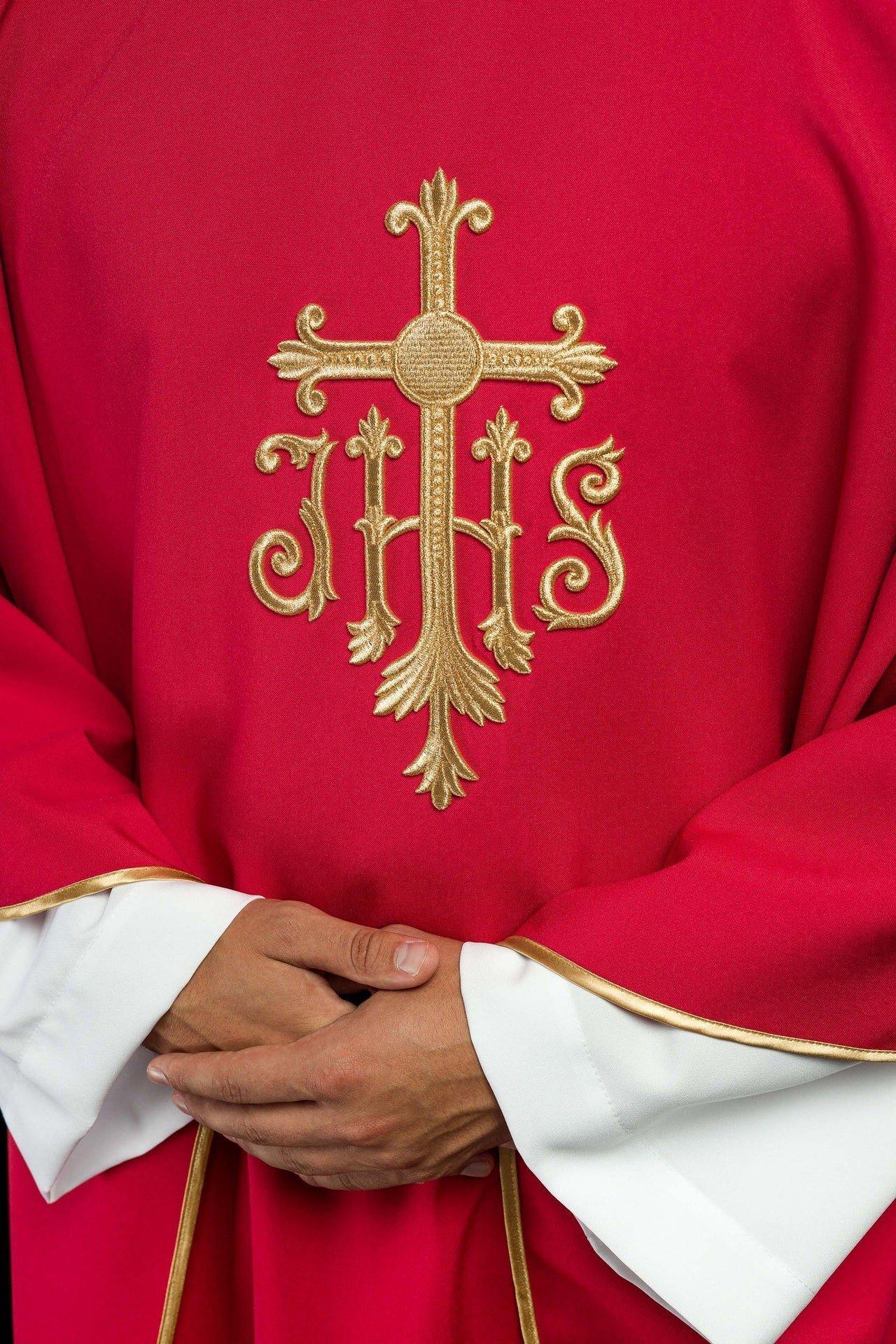 Ornat Czerwony z Haftowanym Symbolem IHS - Liturgiczny Strój Mszalny - alba.pl