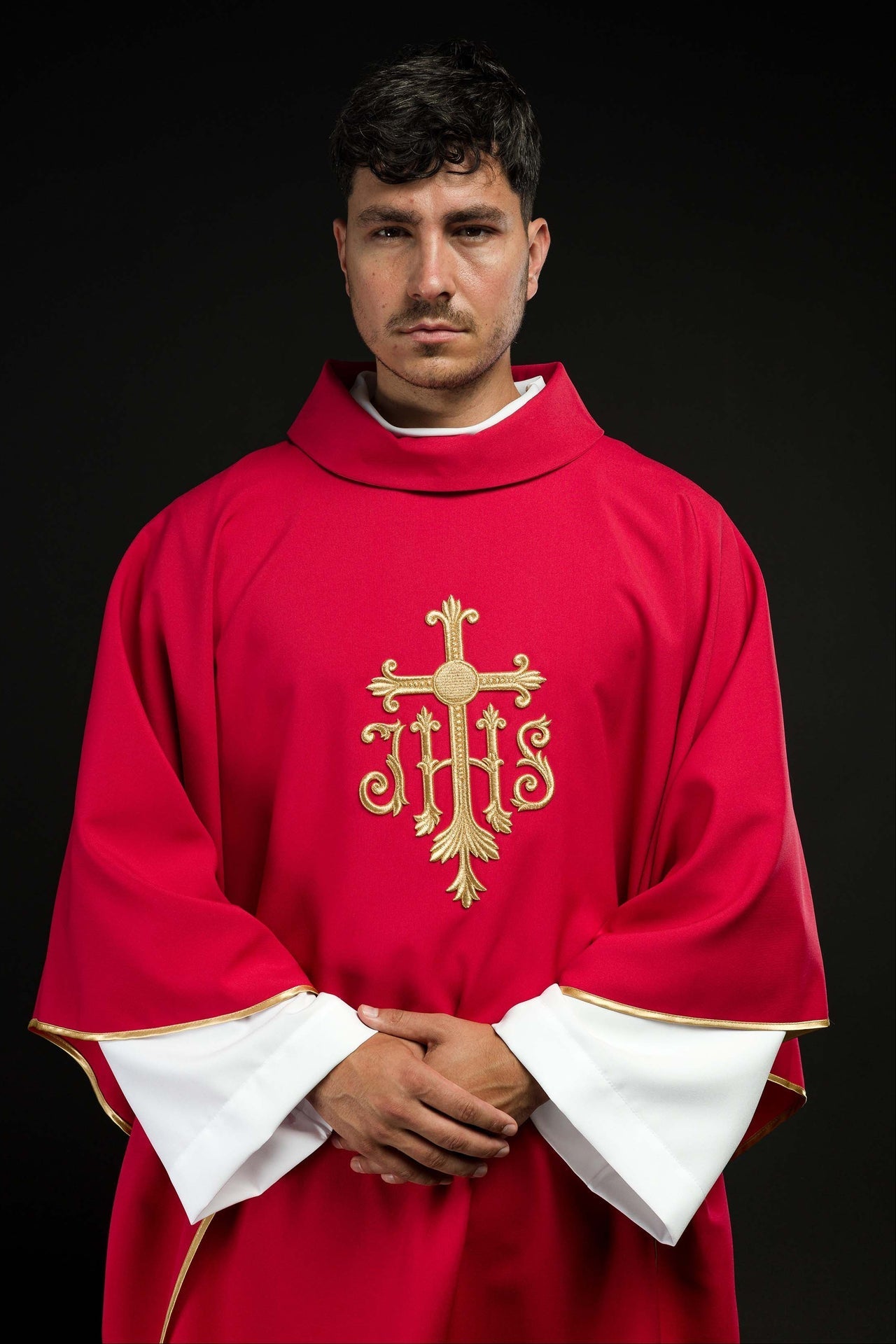 Ornat Czerwony z Haftowanym Symbolem IHS - Liturgiczny Strój Mszalny - alba.pl