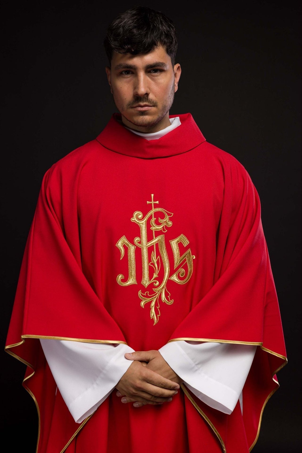 Ornat Czerwony z Haftowanym Złotym Symbolem IHS - Liturgiczny - alba.pl