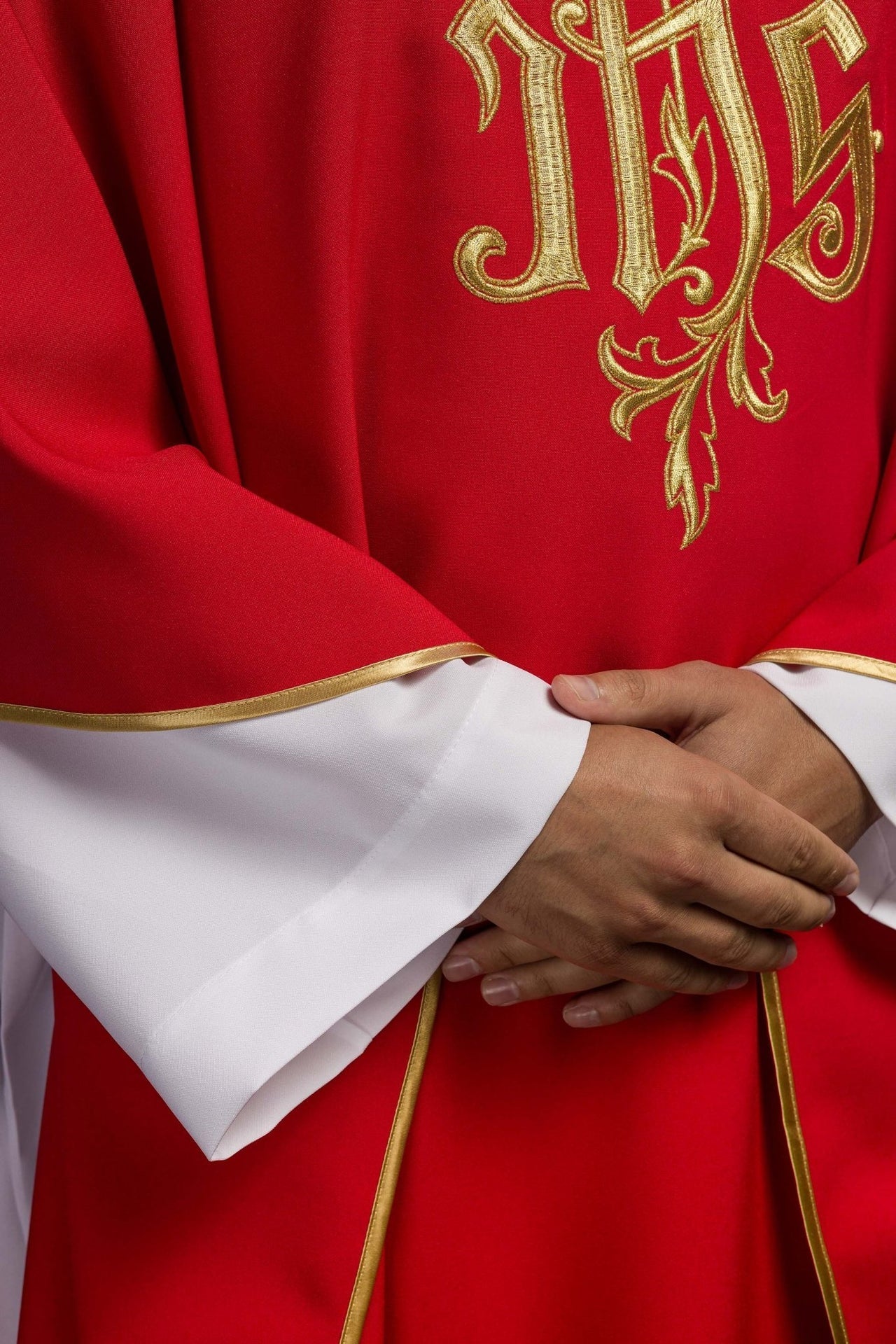 Ornat Czerwony z Haftowanym Złotym Symbolem IHS - Liturgiczny - alba.pl
