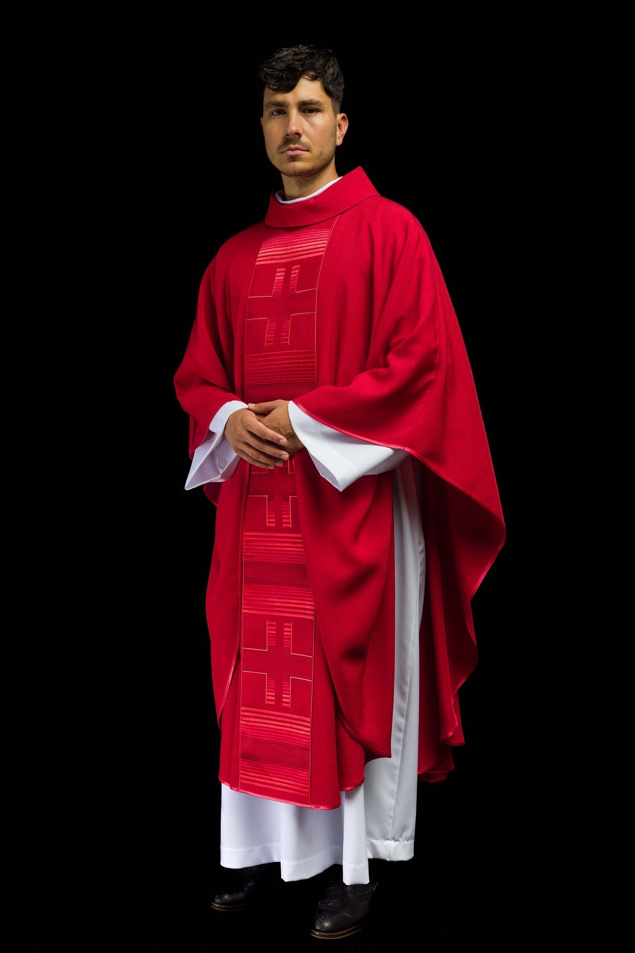 Ornat Czerwony z Haftowanymi Krzyżami - Elegancki Strój Liturgiczny - alba.pl