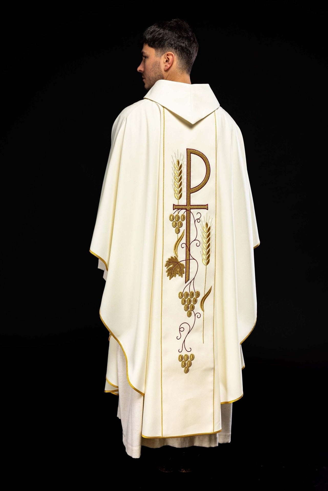 Ornat Ecru Haftowany Kielich IHS - Elegancka Szata Liturgiczna - alba.pl