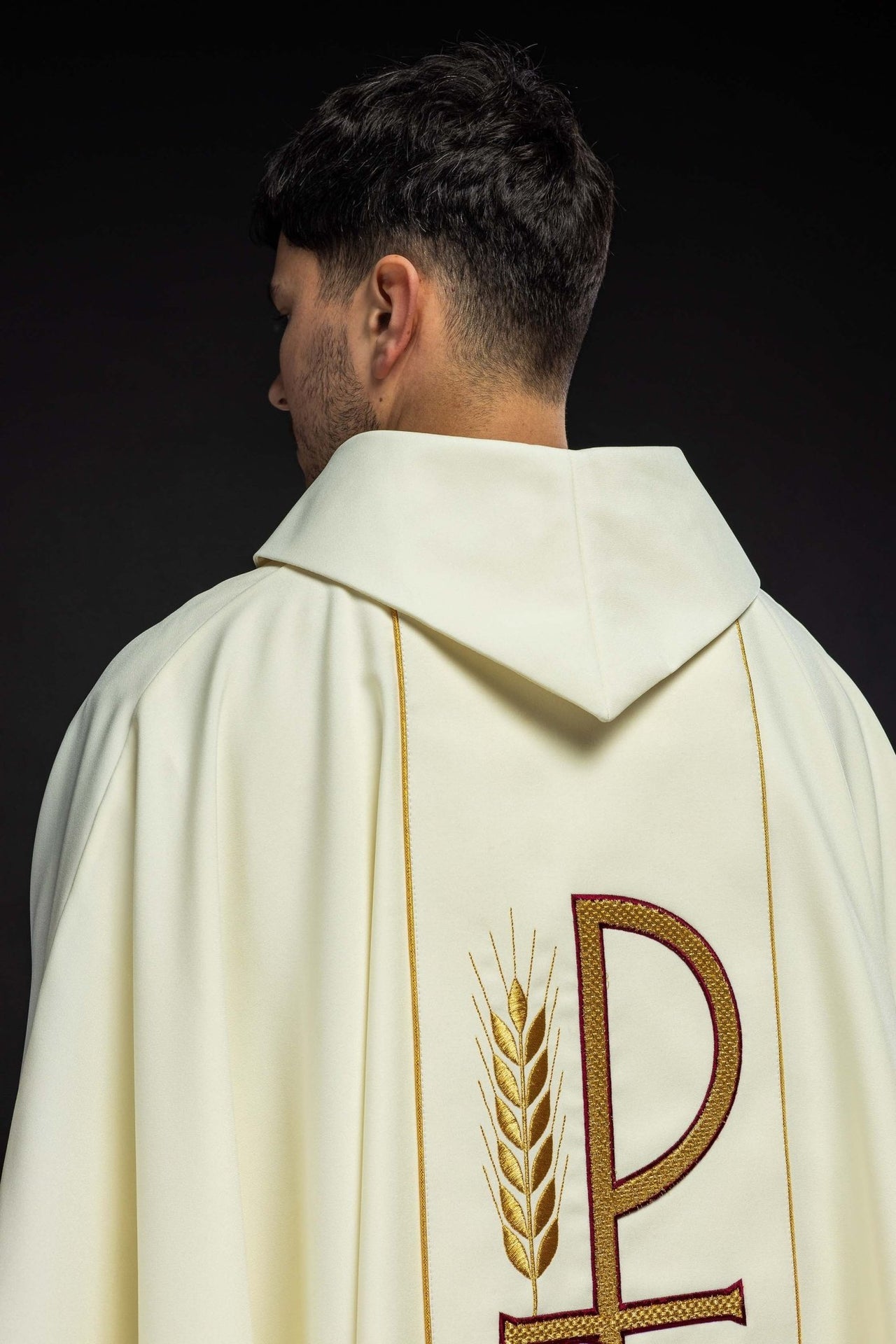 Ornat Ecru Haftowany Kielich IHS - Elegancka Szata Liturgiczna - alba.pl