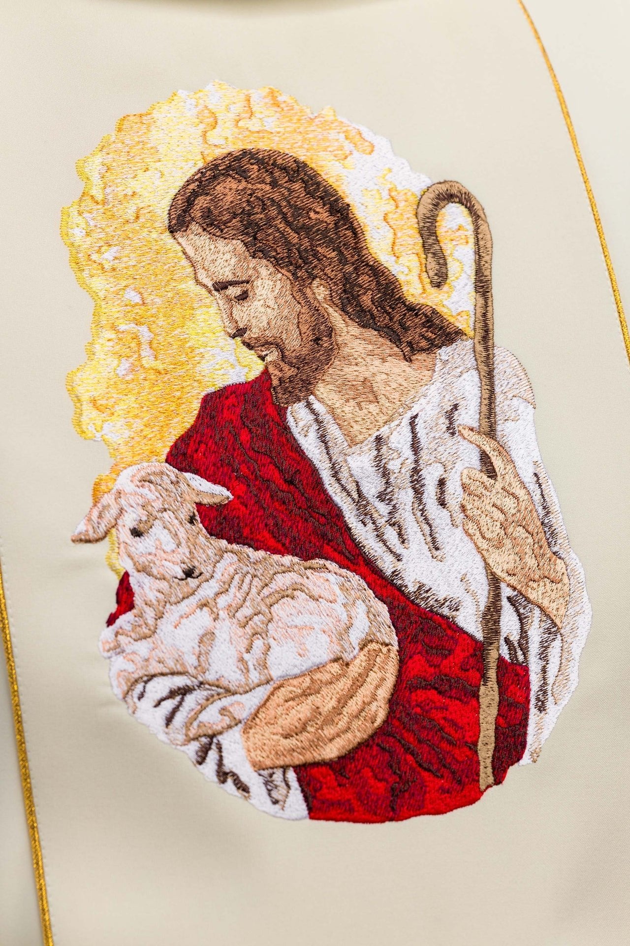 Ornat Ecru Jezus Dobry Pasterz Haftowany - Elegancki Strój Liturgiczny - alba.pl