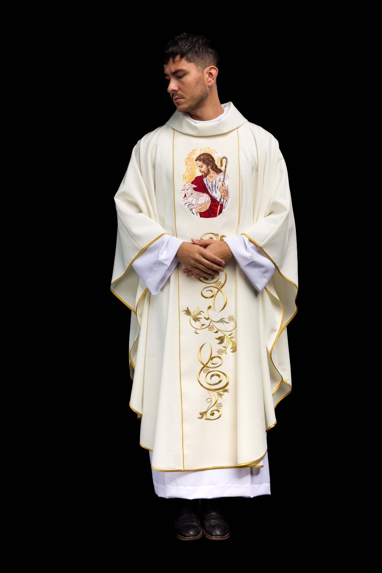 Ornat Ecru Jezus Dobry Pasterz Haftowany - Elegancki Strój Liturgiczny - alba.pl