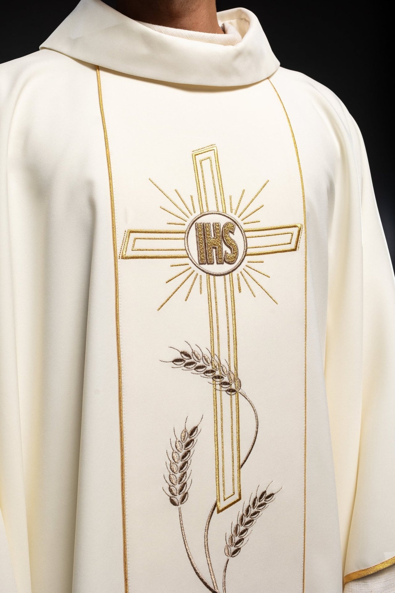 Ornat Ecru Krzyż IHS Haftowany - Szata Liturgiczna Polska Produkcja - alba.pl