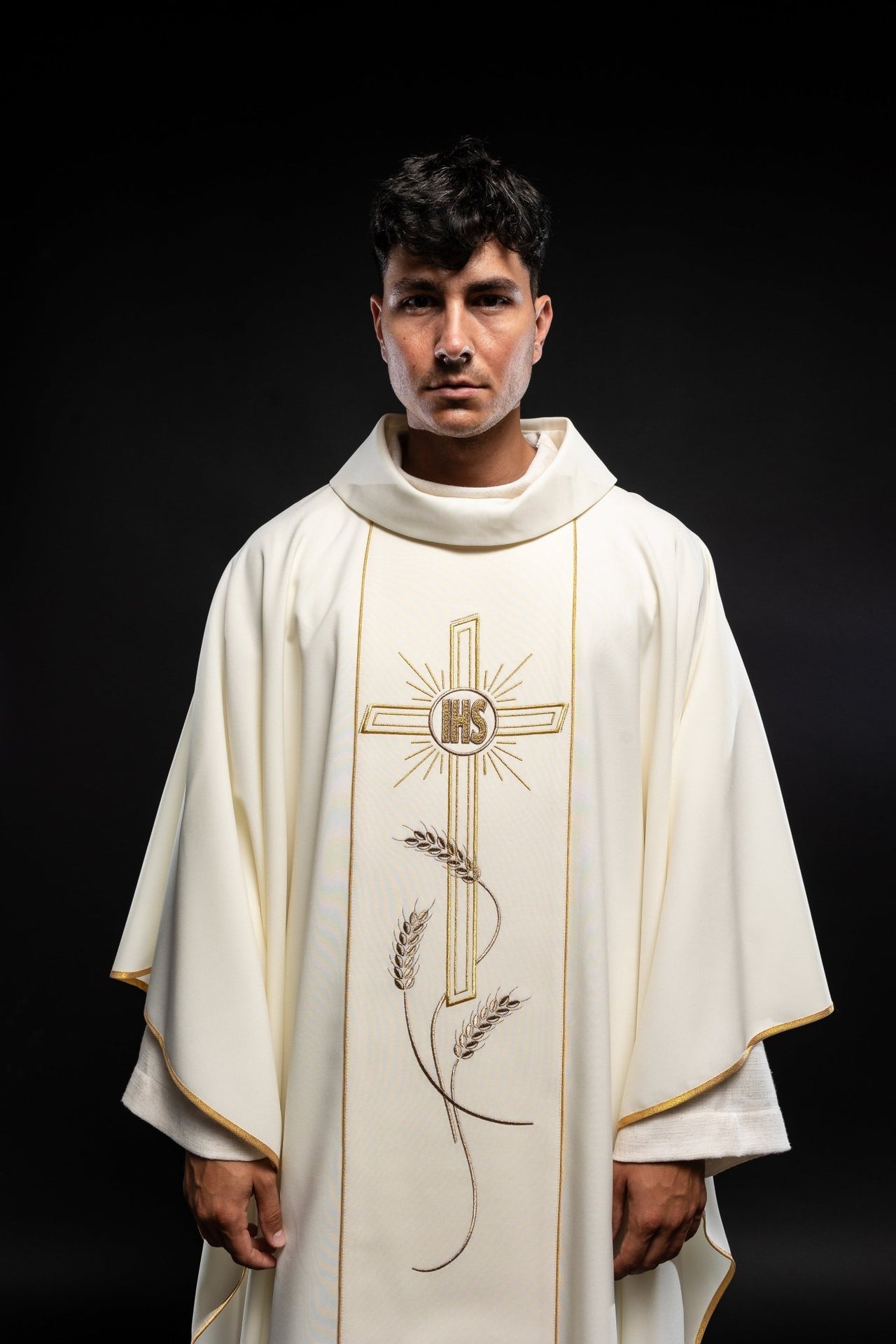 Ornat Ecru Krzyż IHS Haftowany - Szata Liturgiczna Polska Produkcja - alba.pl