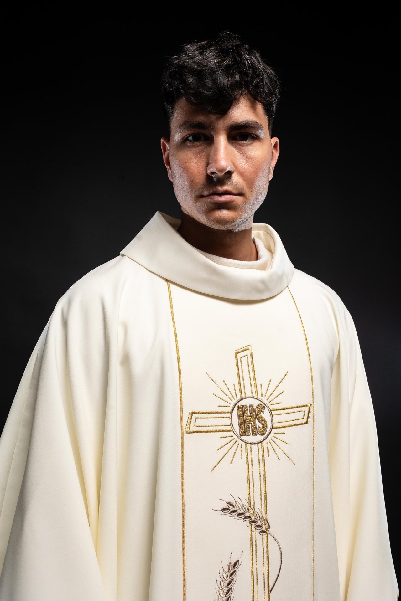 Ornat Ecru Krzyż IHS Haftowany - Szata Liturgiczna Polska Produkcja - alba.pl
