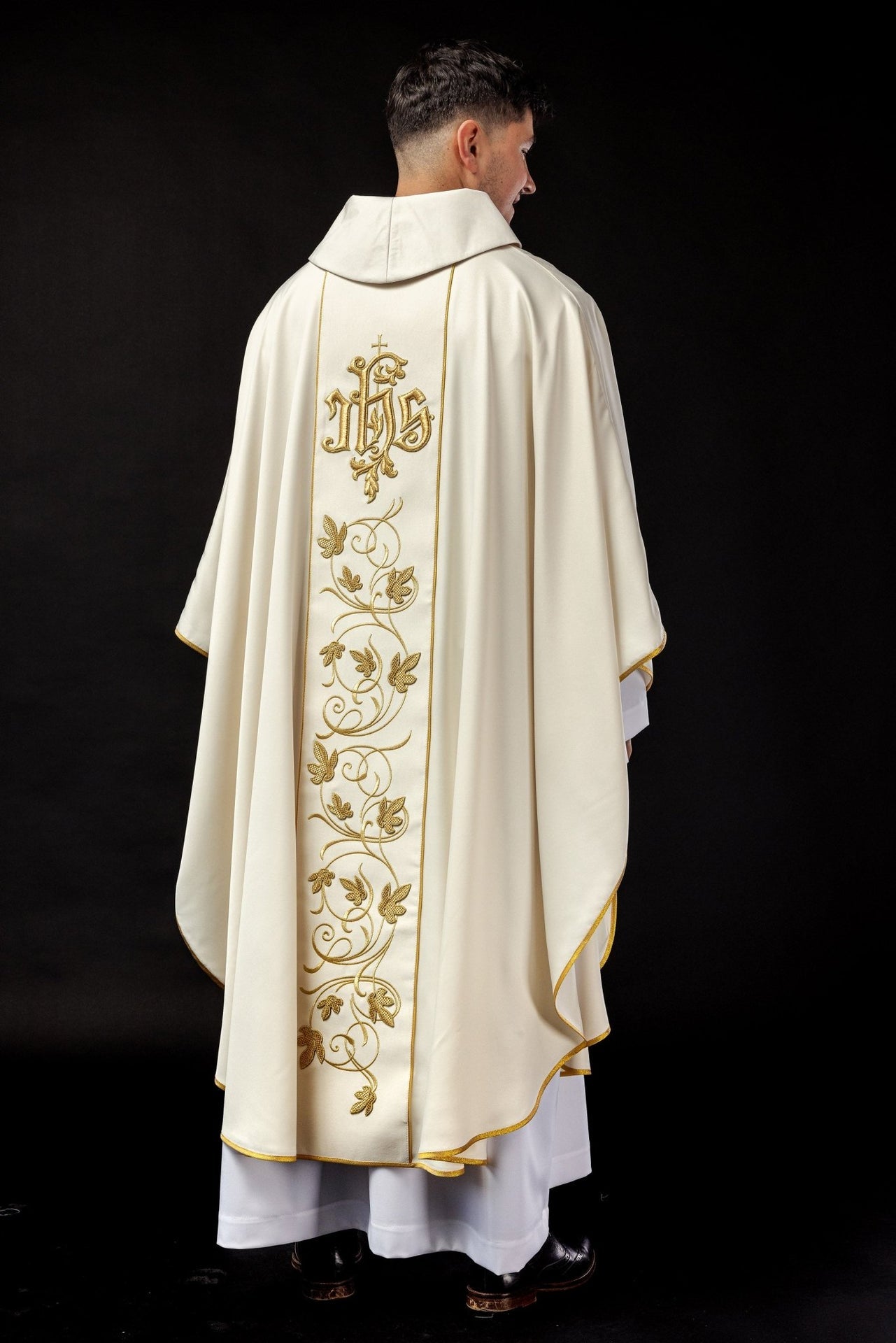 Ornat Ecru Liturgiczny z Haftem Florystycznym IHS Elanowełna - alba.pl