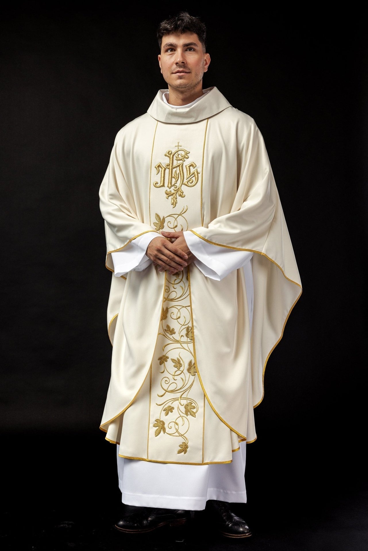 Ornat Ecru Liturgiczny z Haftem Florystycznym IHS Elanowełna - alba.pl