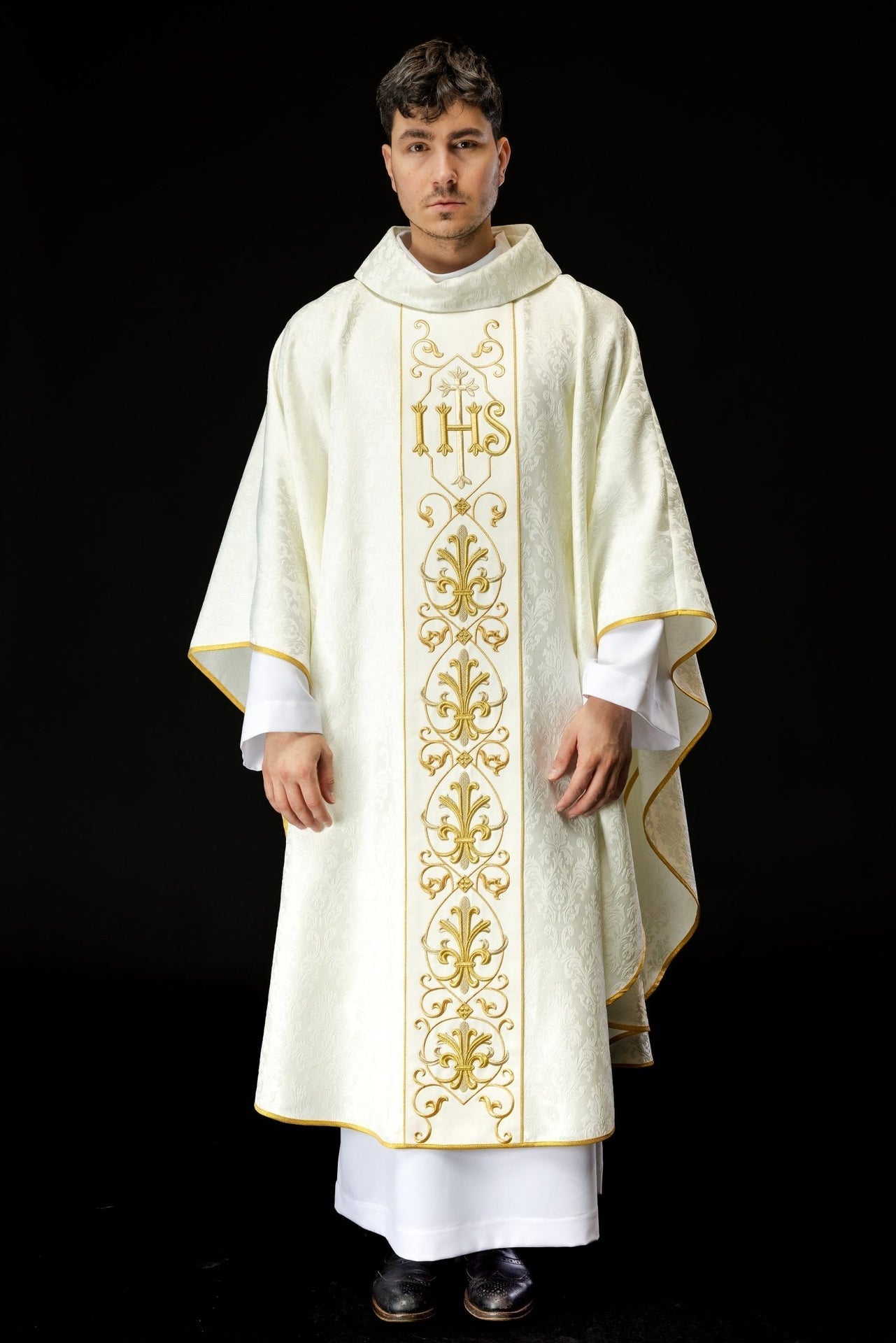 Ornat Ecru z Haftem IHS na Ozdobnej Tkaninie Liturgicznej - alba.pl