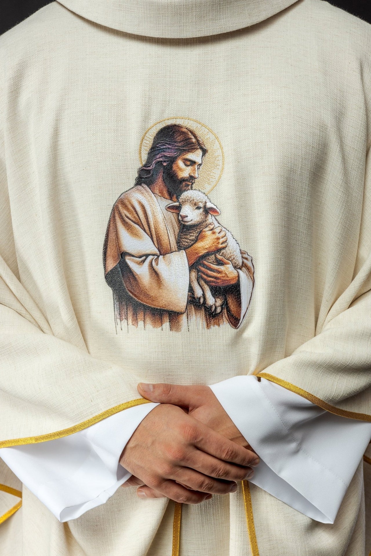 Ornat Ecru z Haftem Jezus Dobry Pasterz z Barankiem - alba.pl