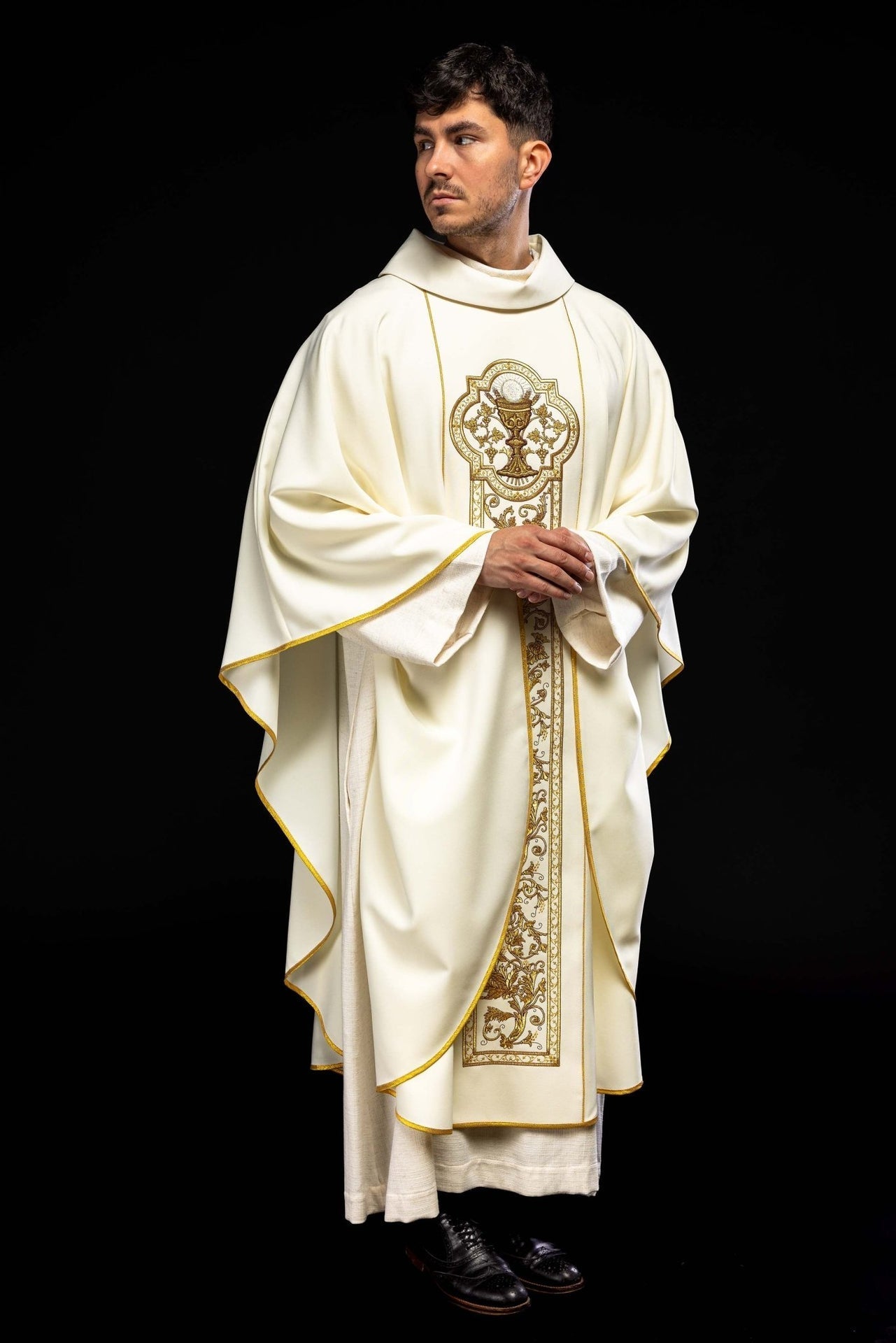 Ornat Ecru z Haftem Kielicha Eucharystycznego IHS Złoty - alba.pl