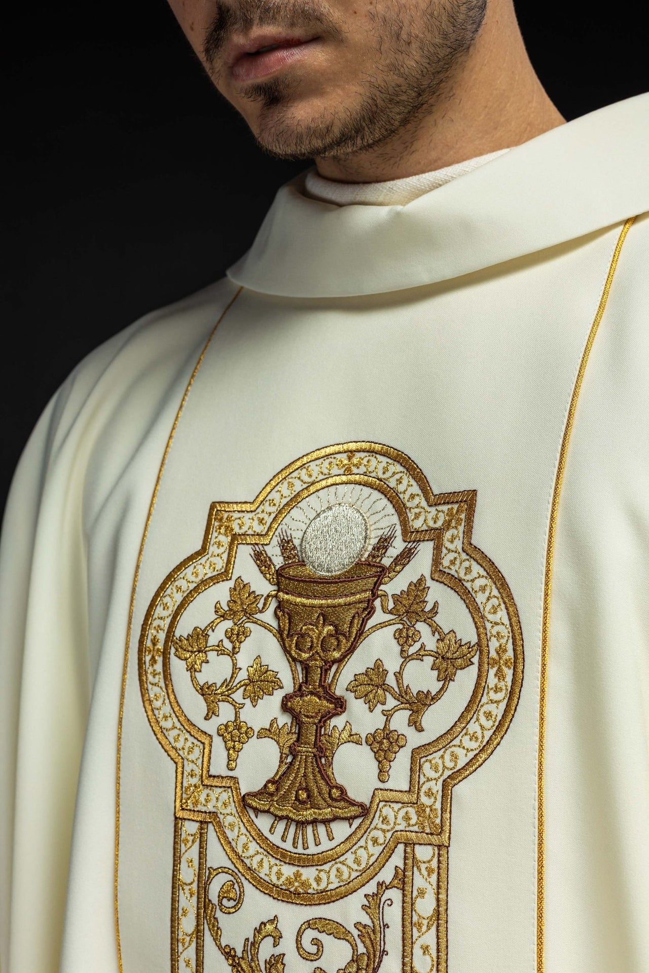 Ornat Ecru z Haftem Kielicha Eucharystycznego IHS Złoty - alba.pl