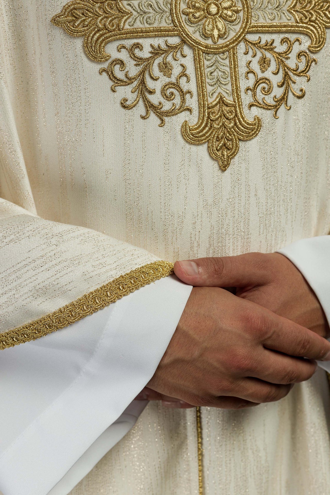 Ornat Ecru z Haftowanym Krzyżem na Ozdobnej Tkaninie - alba.pl