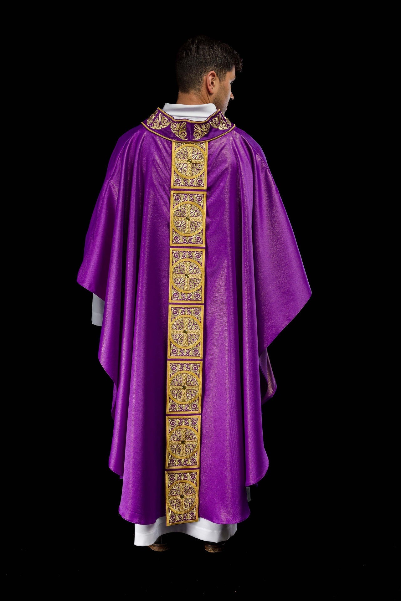 Ornat Fioletowy Haftowany Kamieniami - Elegancki Strój Liturgiczny - alba.pl