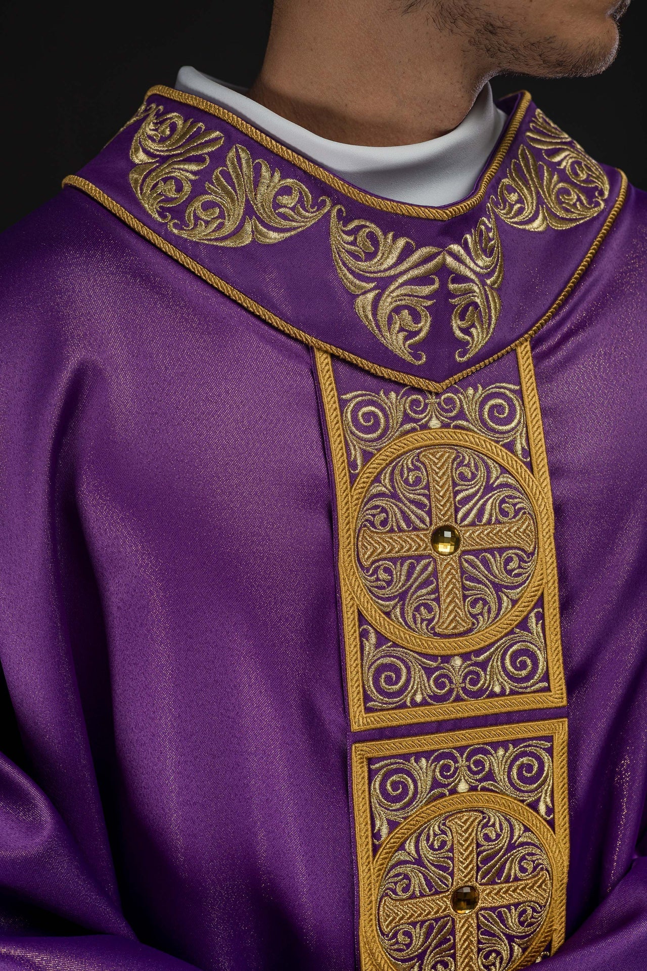 Ornat Fioletowy Haftowany Kamieniami - Elegancki Strój Liturgiczny - alba.pl