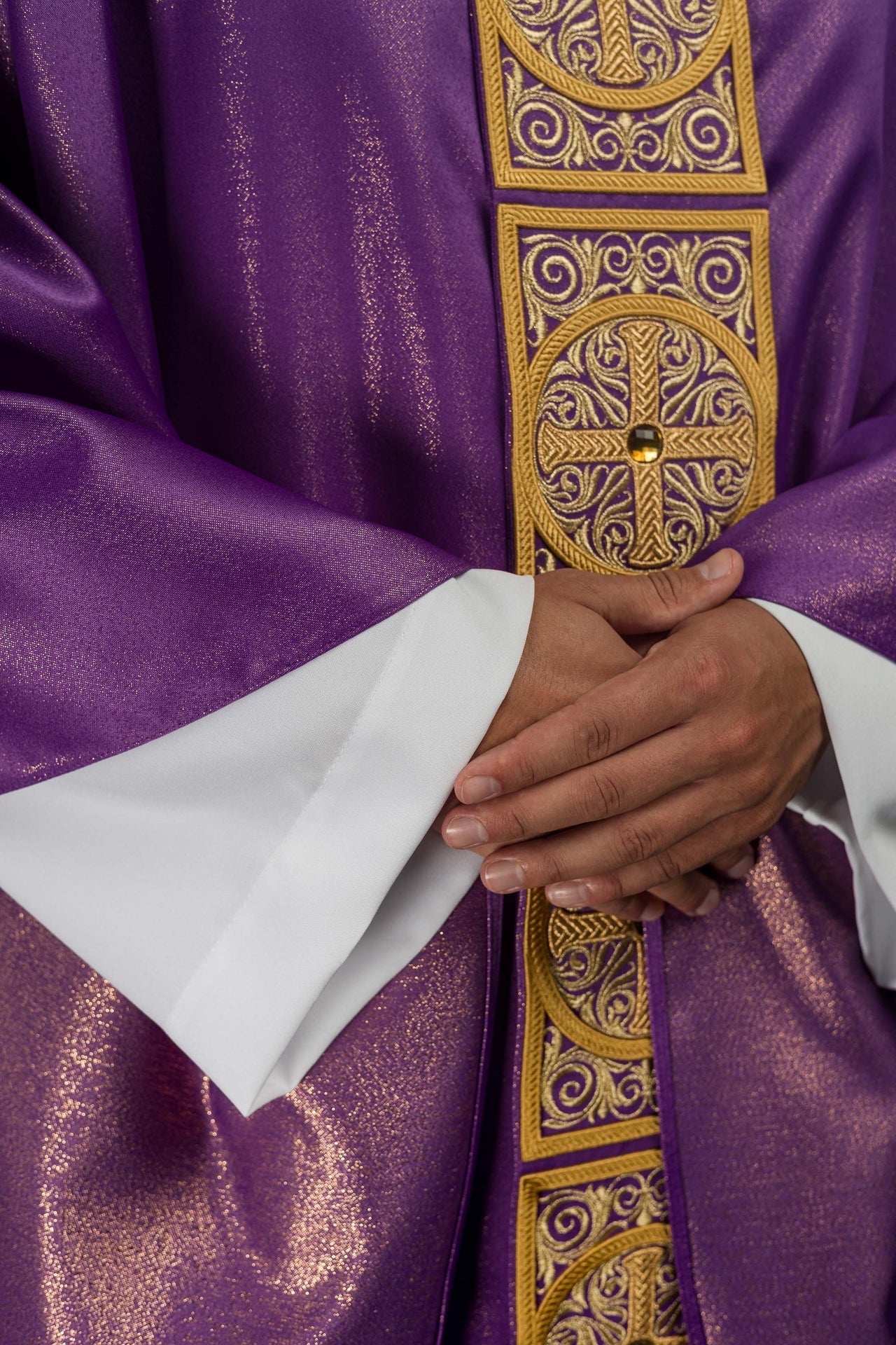 Ornat Fioletowy Haftowany Kamieniami - Elegancki Strój Liturgiczny - alba.pl