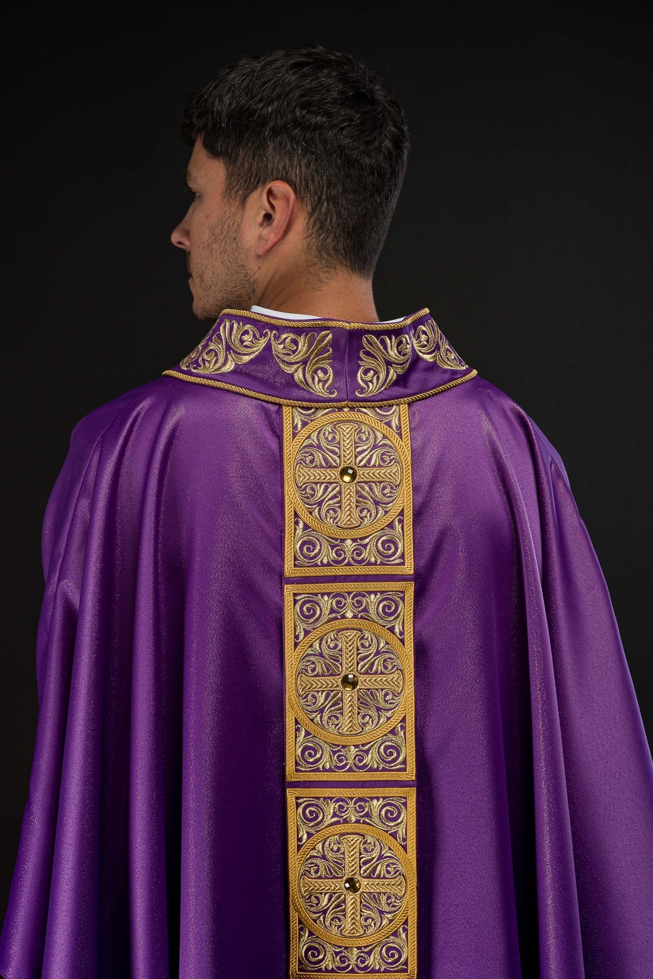 Ornat Fioletowy Haftowany Kamieniami - Elegancki Strój Liturgiczny - alba.pl