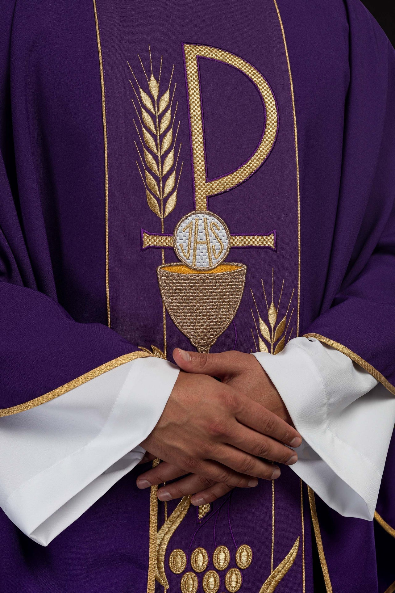 Ornat Fioletowy Haftowany Kielich IHS - Elegancka Szata Liturgiczna - alba.pl