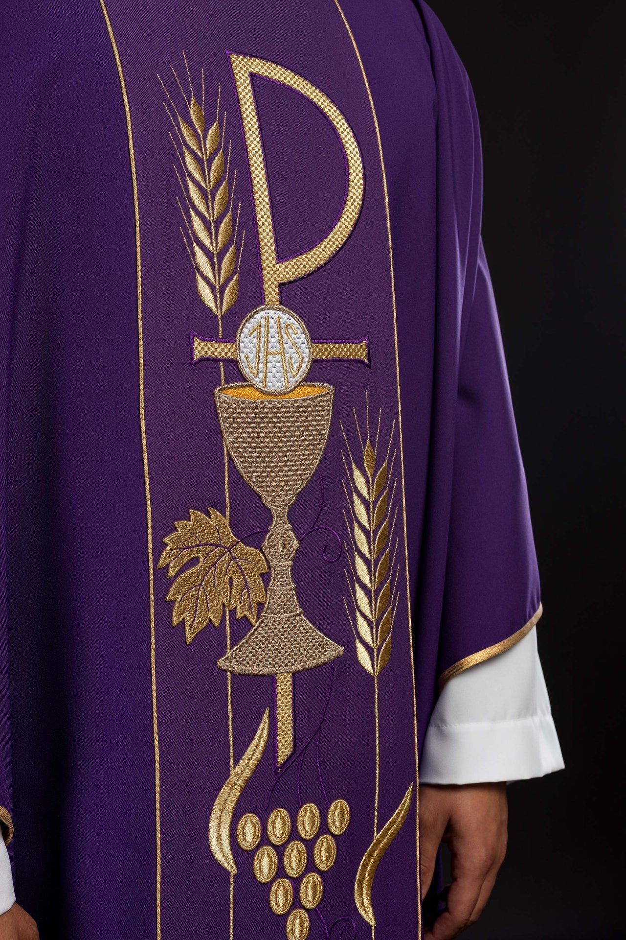 Ornat Fioletowy Haftowany Kielich IHS - Elegancka Szata Liturgiczna - alba.pl