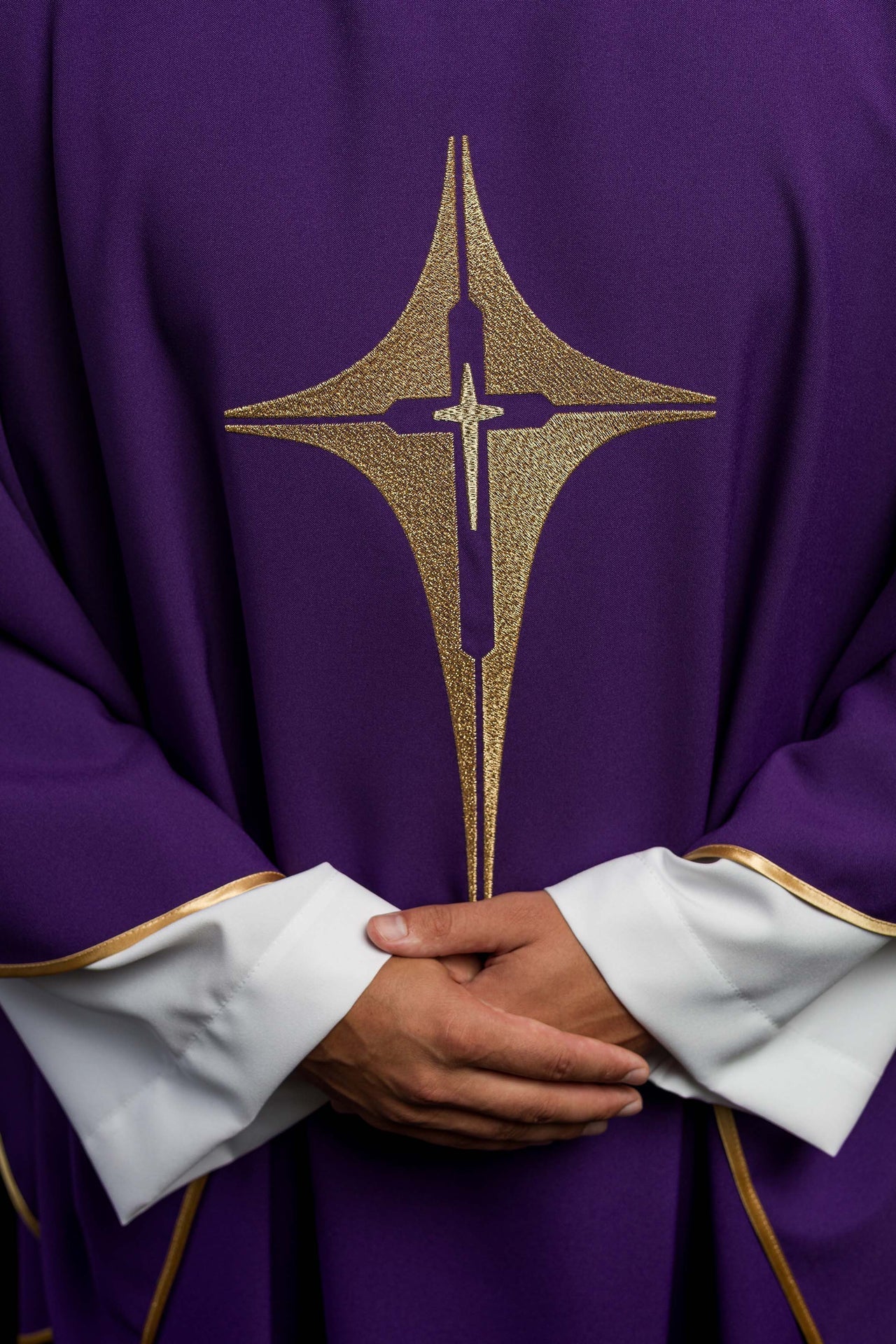 Ornat Fioletowy Haftowany Krzyżem - Elegancka Szata Liturgiczna - alba.pl