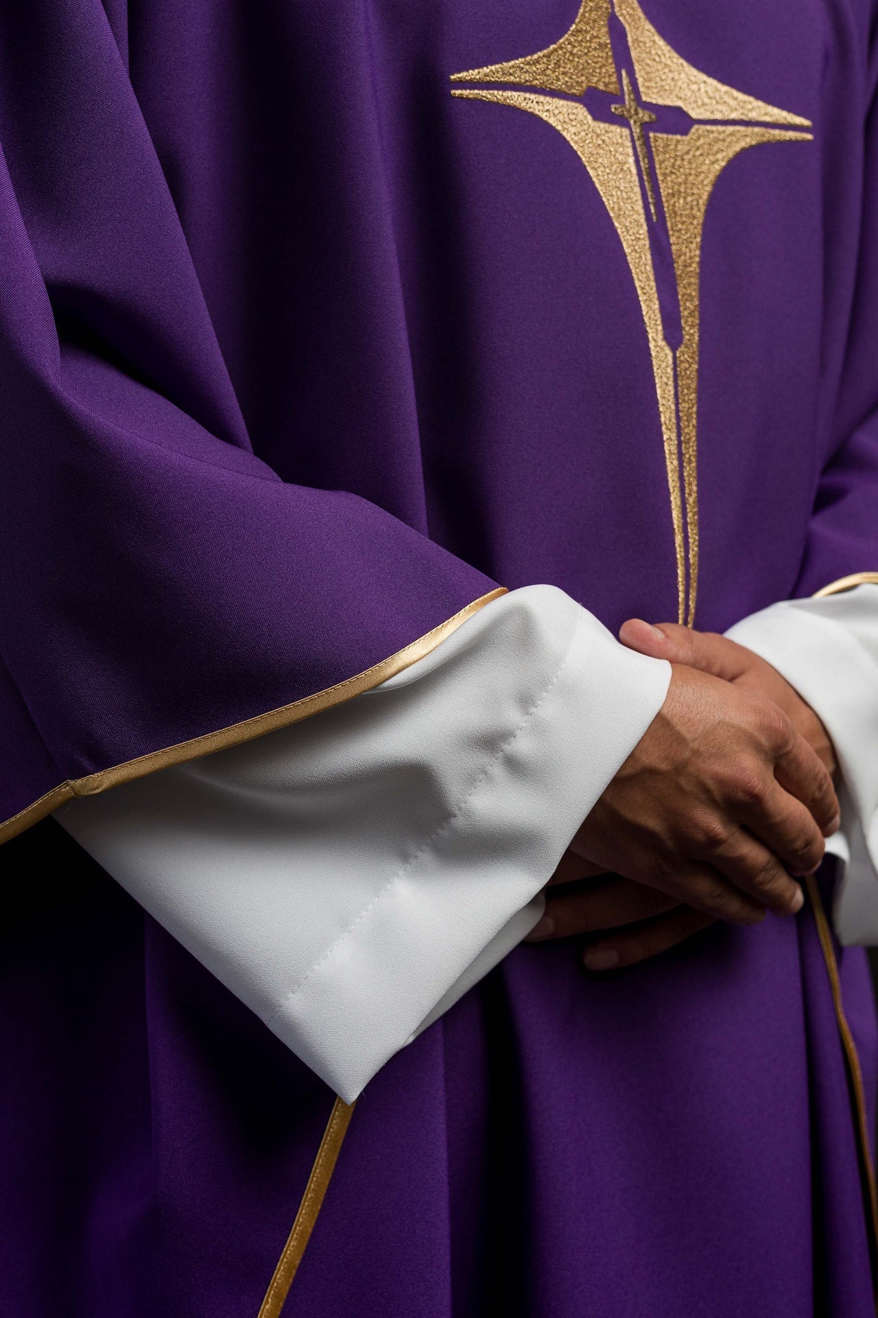 Ornat Fioletowy Haftowany Krzyżem - Elegancka Szata Liturgiczna - alba.pl
