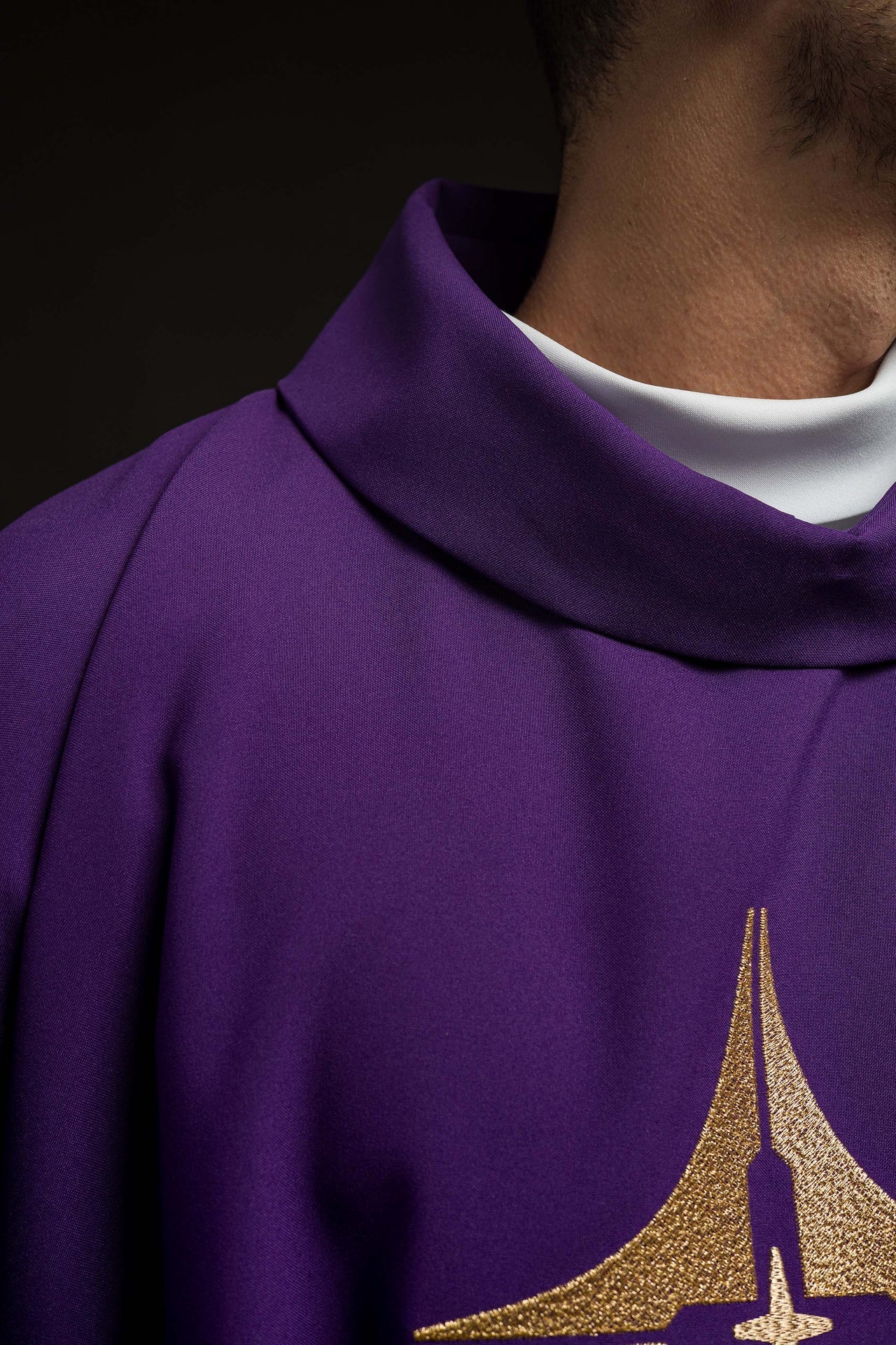 Ornat Fioletowy Haftowany Krzyżem - Elegancka Szata Liturgiczna - alba.pl