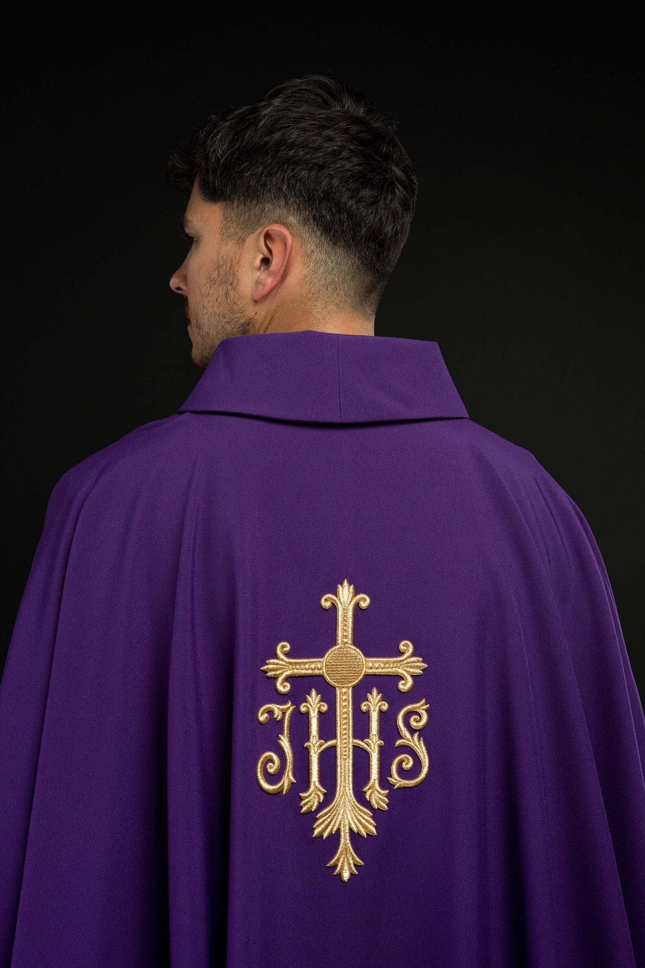 Ornat Fioletowy Haftowany Krzyżem IHS - Szata Liturgiczna - alba.pl