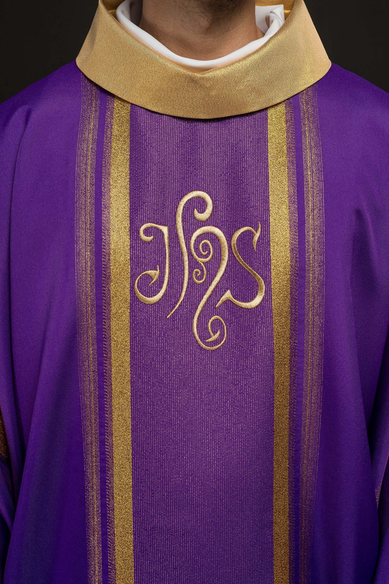 Ornat Fioletowy IHS Złocony Haft - Liturgiczny Strój Mszalny - alba.pl