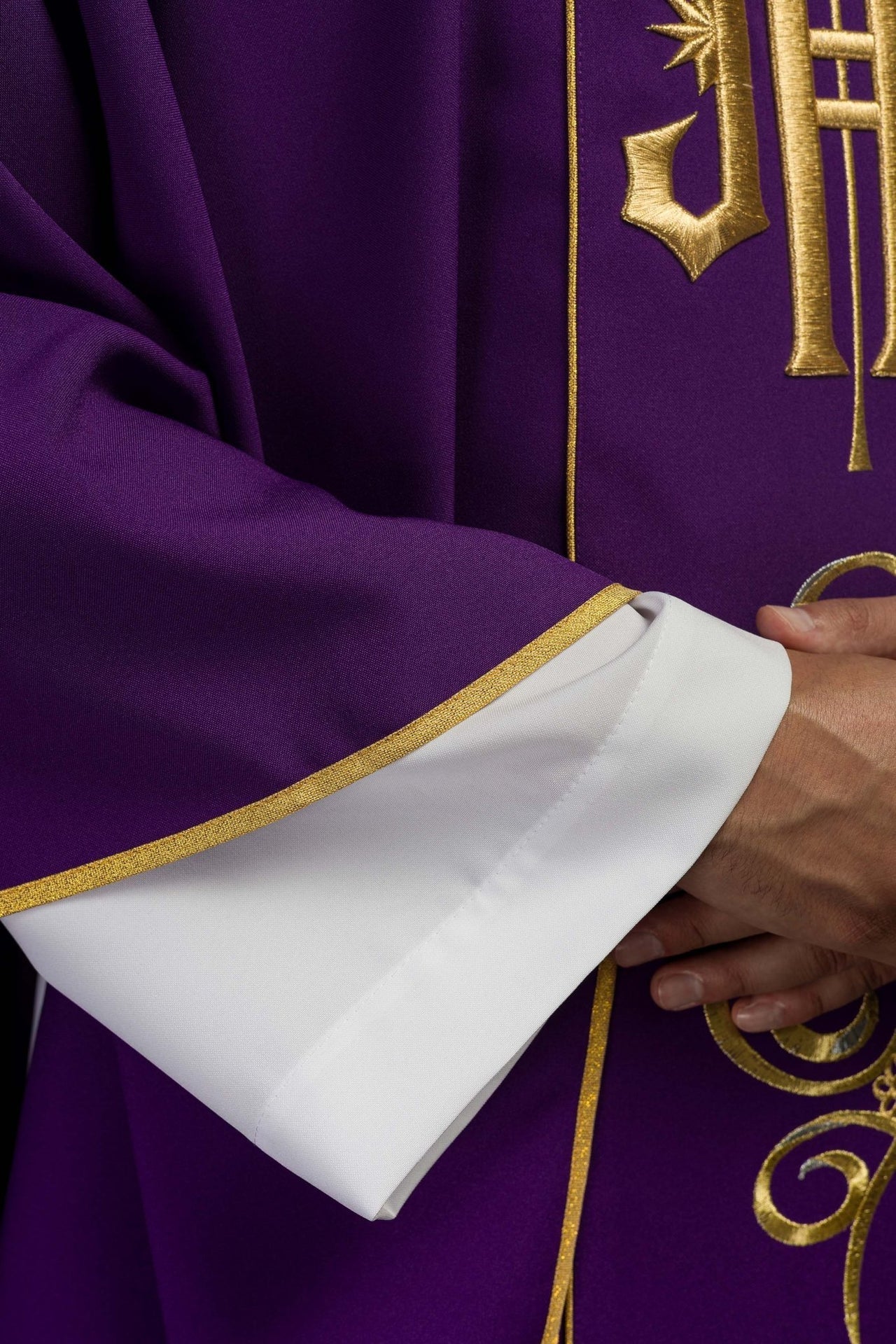 Ornat Fioletowy IHS Złoty Haft Liturgiczny - Elegancki Strój Mszy Świętej - alba.pl
