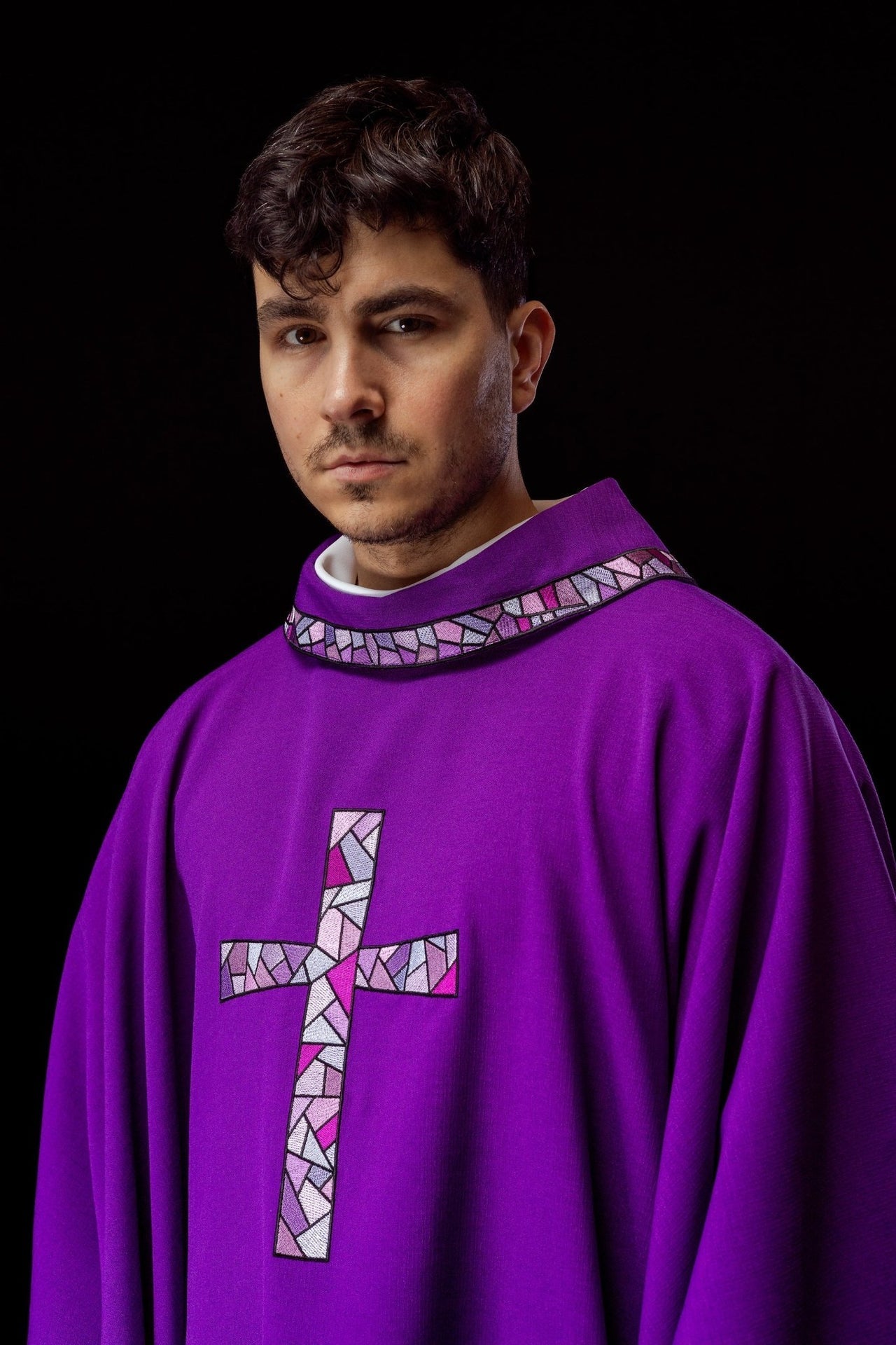 Ornat Fioletowy Liturgiczny z Haftowanym Krzyżem Mozaikowym - alba.pl