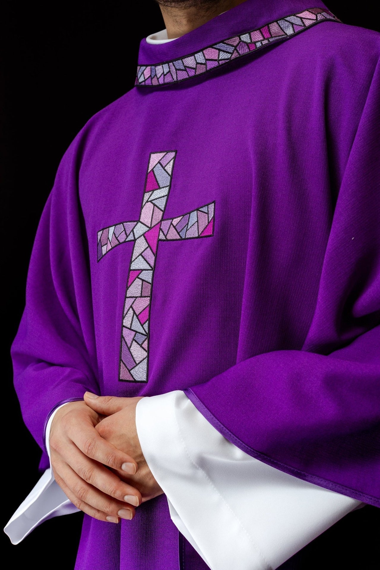 Ornat Fioletowy Liturgiczny z Haftowanym Krzyżem Mozaikowym - alba.pl