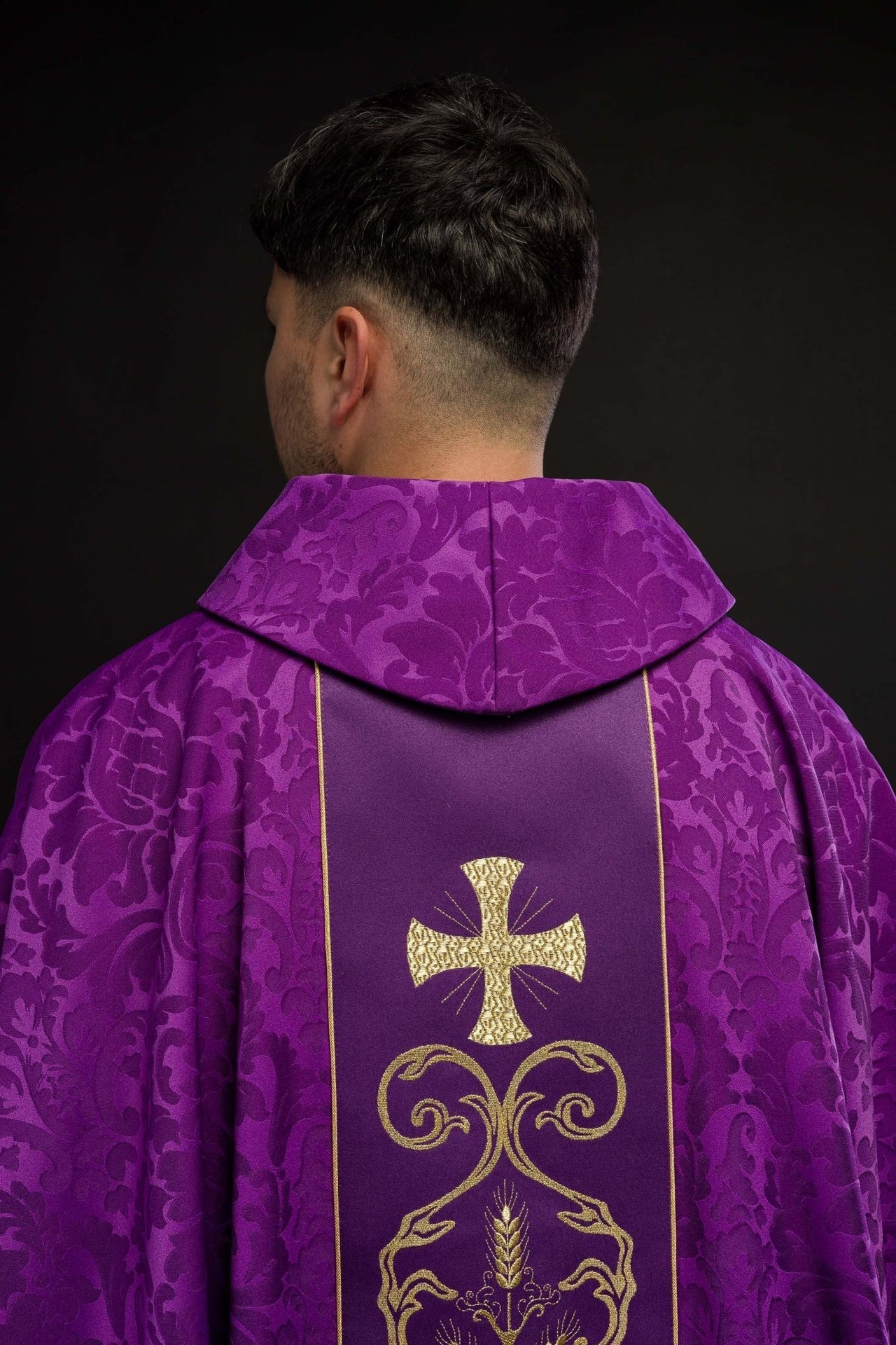 Ornat Fioletowy Liturgiczny z Haftowanym Pasem Żakardowym - alba.pl
