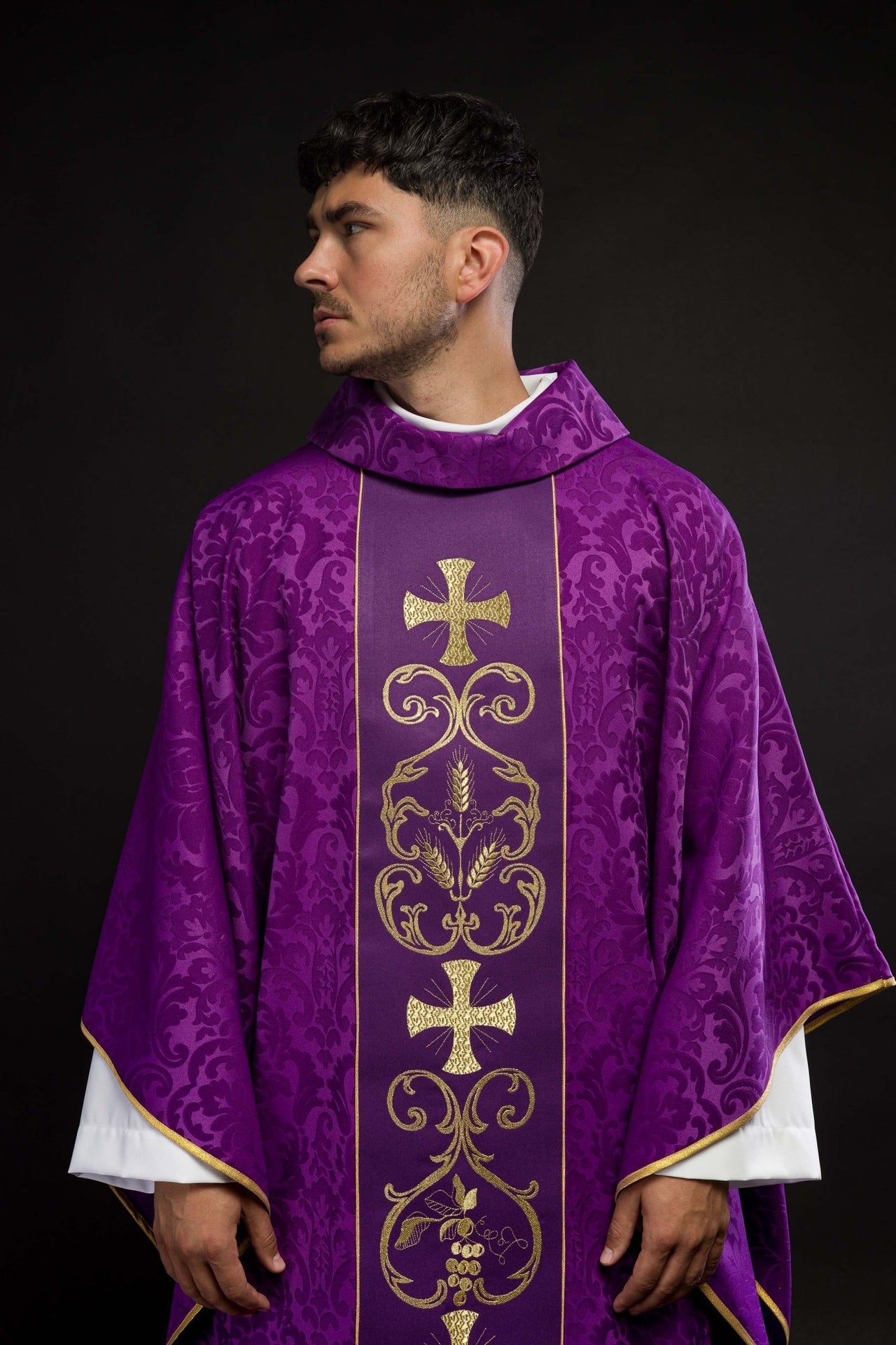 Ornat Fioletowy Liturgiczny z Haftowanym Pasem Żakardowym - alba.pl