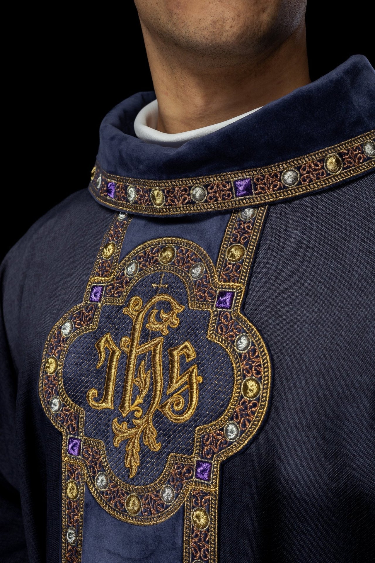Ornat Fioletowy z Haftem IHS i Zdobieniami - Elegancki Strój Liturgiczny - alba.pl