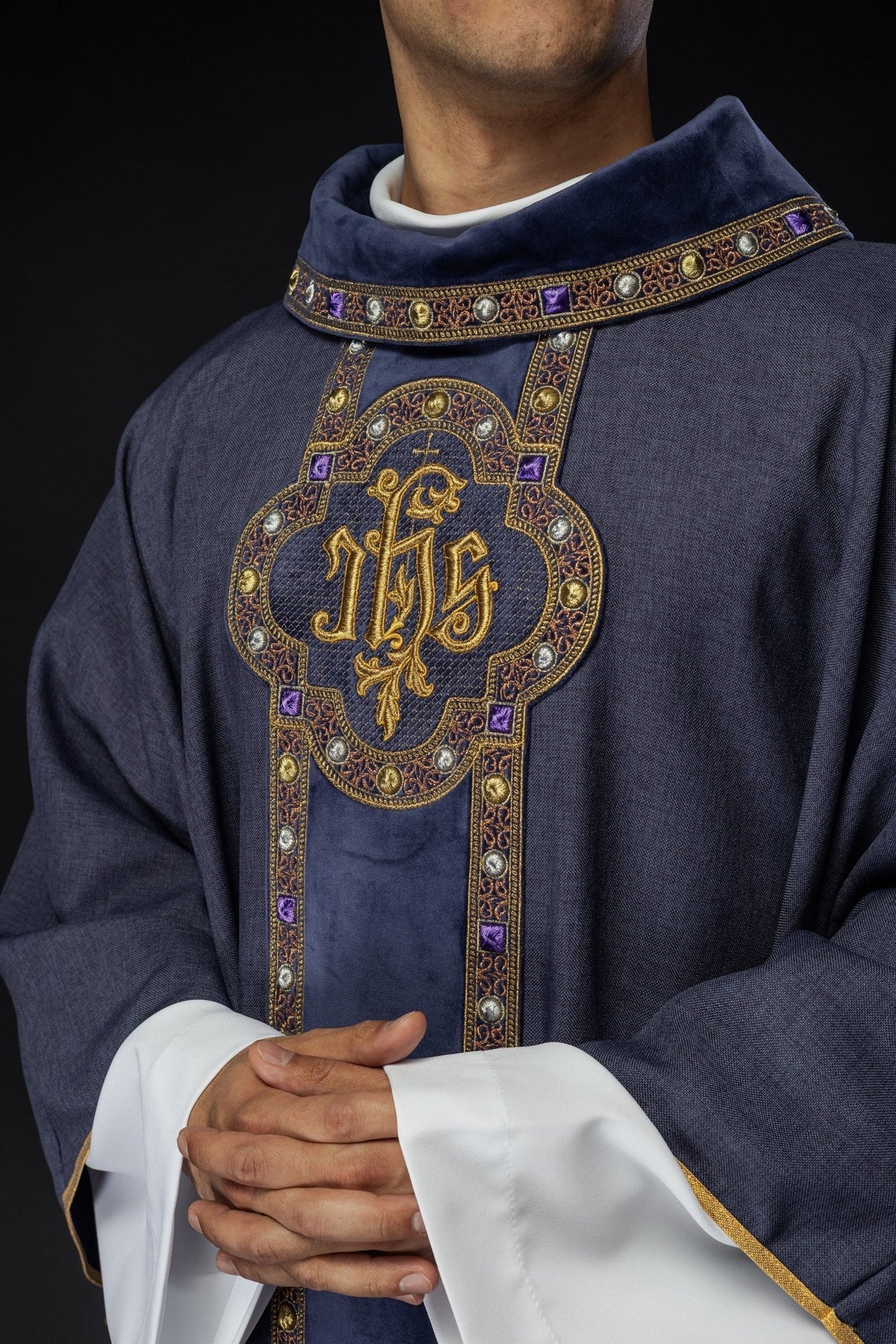 Ornat Fioletowy z Haftem IHS i Zdobieniami - Elegancki Strój Liturgiczny - alba.pl