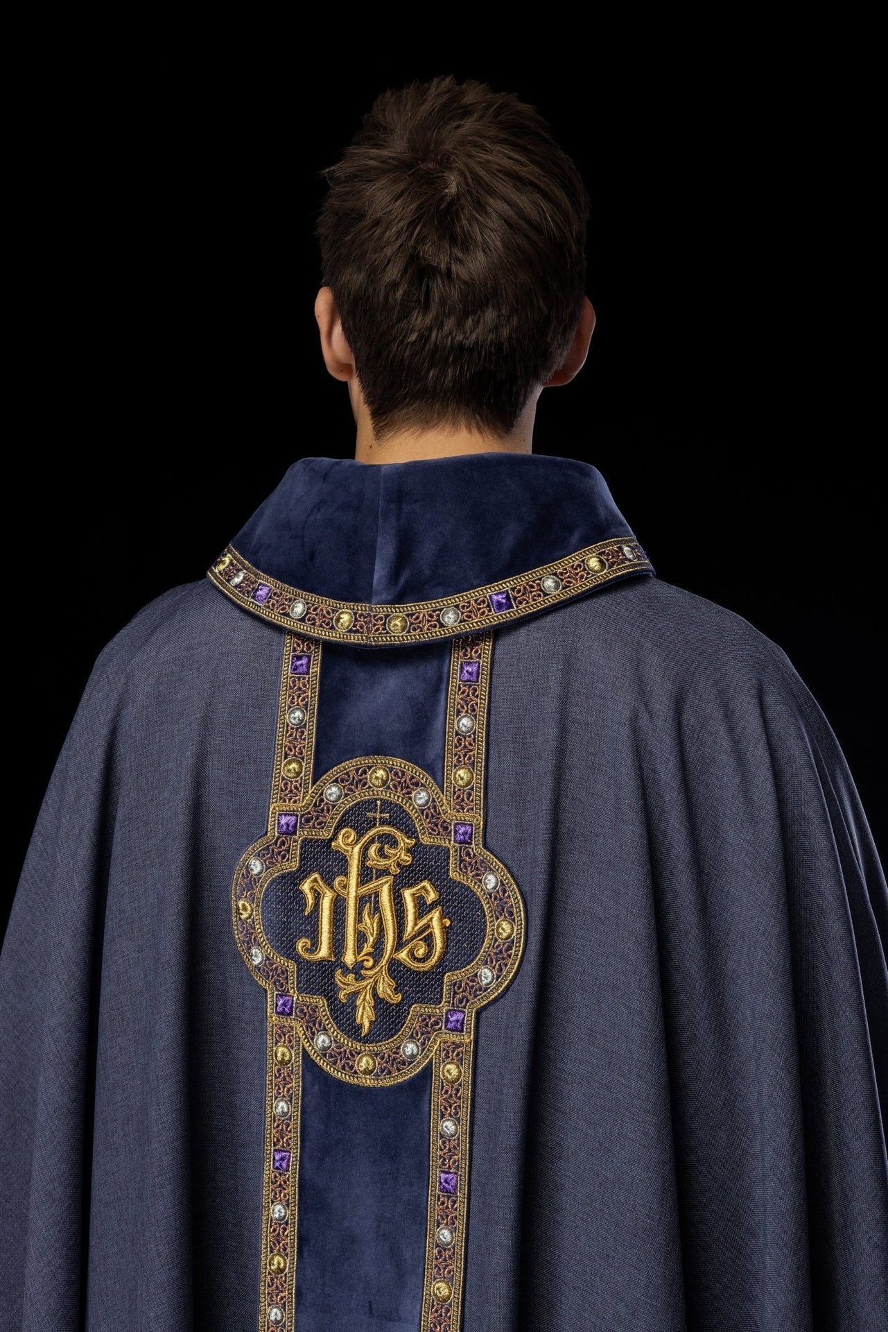 Ornat Fioletowy z Haftem IHS i Zdobieniami - Elegancki Strój Liturgiczny - alba.pl