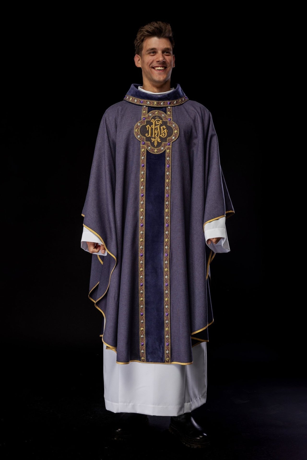Ornat Fioletowy z Haftem IHS i Zdobieniami - Elegancki Strój Liturgiczny - alba.pl