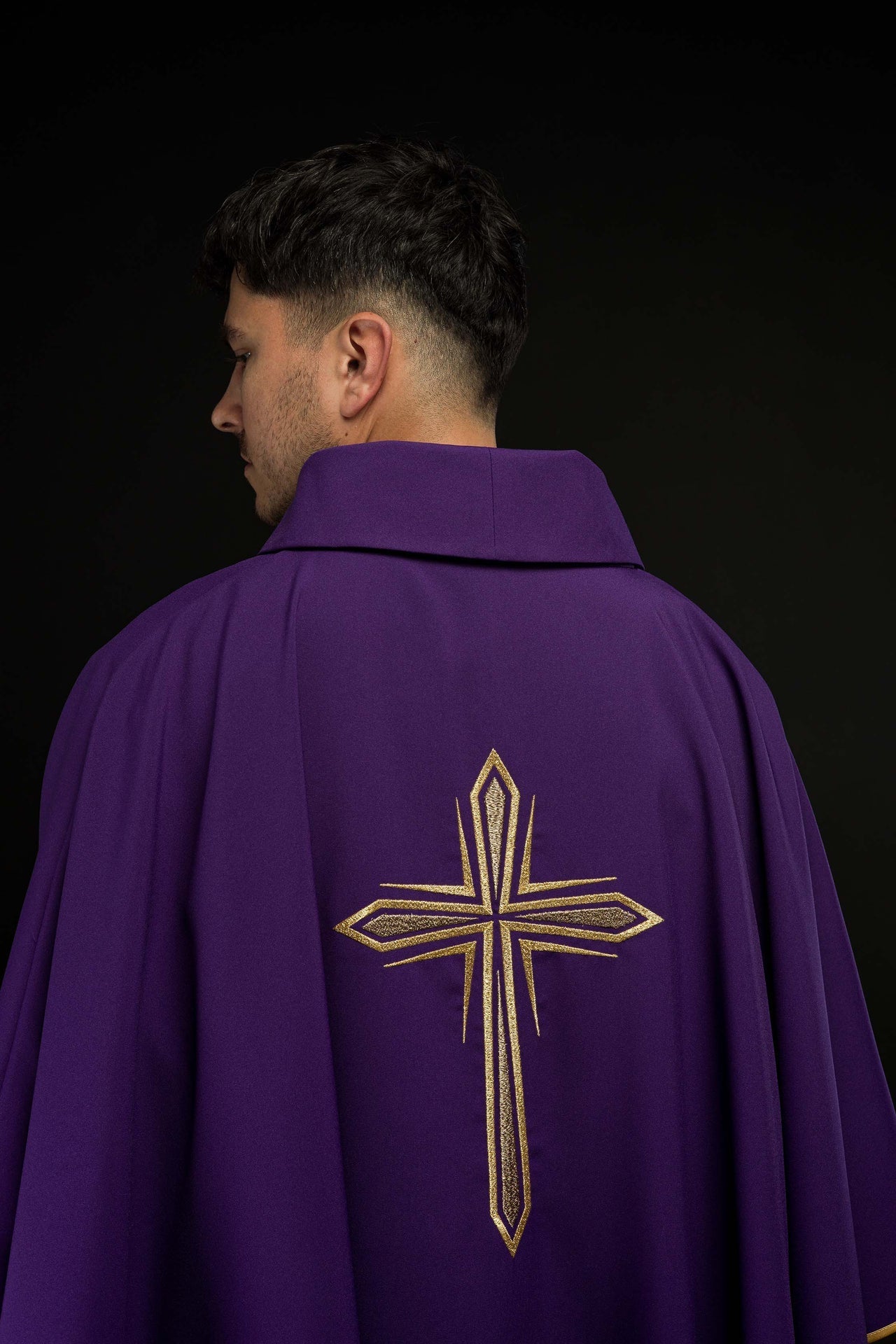 Ornat Fioletowy z Haftem Krzyża i Złotą Lamówką Liturgiczny - alba.pl