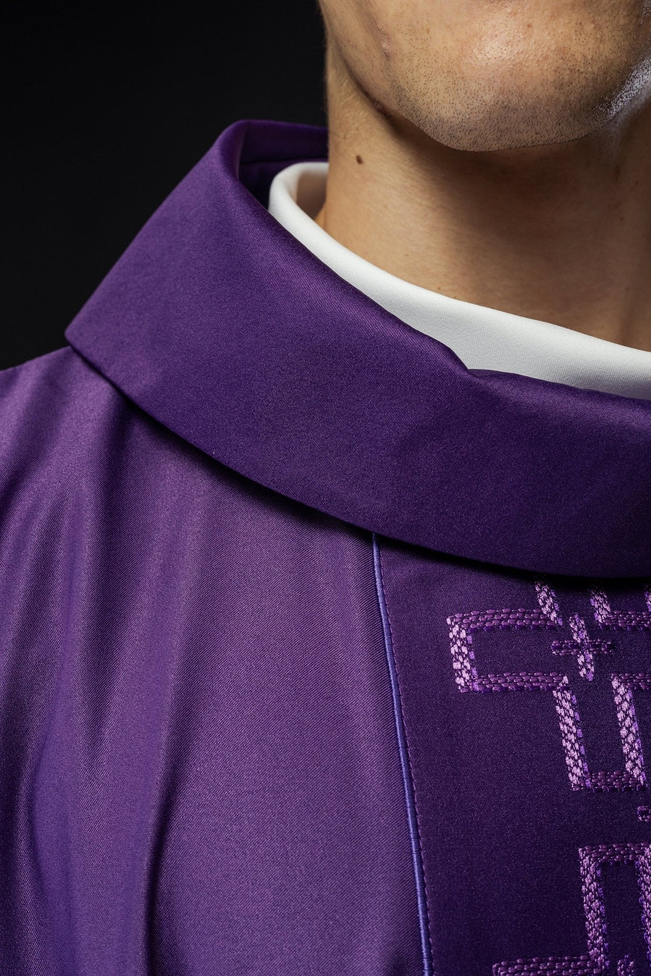 Ornat Fioletowy z Haftem Krzyży - Elegancki Strój Liturgiczny - alba.pl